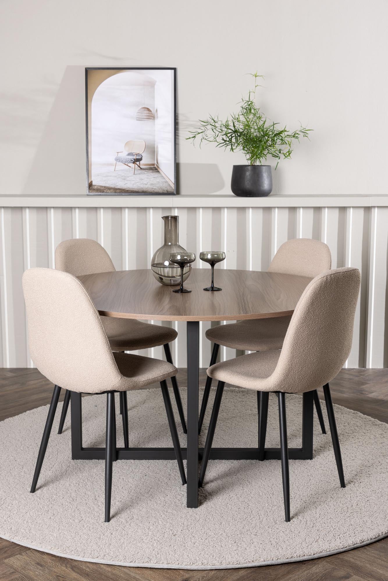 Elegantes Esszimmerset im skandinavischen Stil mit rundem Tisch und bequemen Stühlen für stilvolle Dinner.
