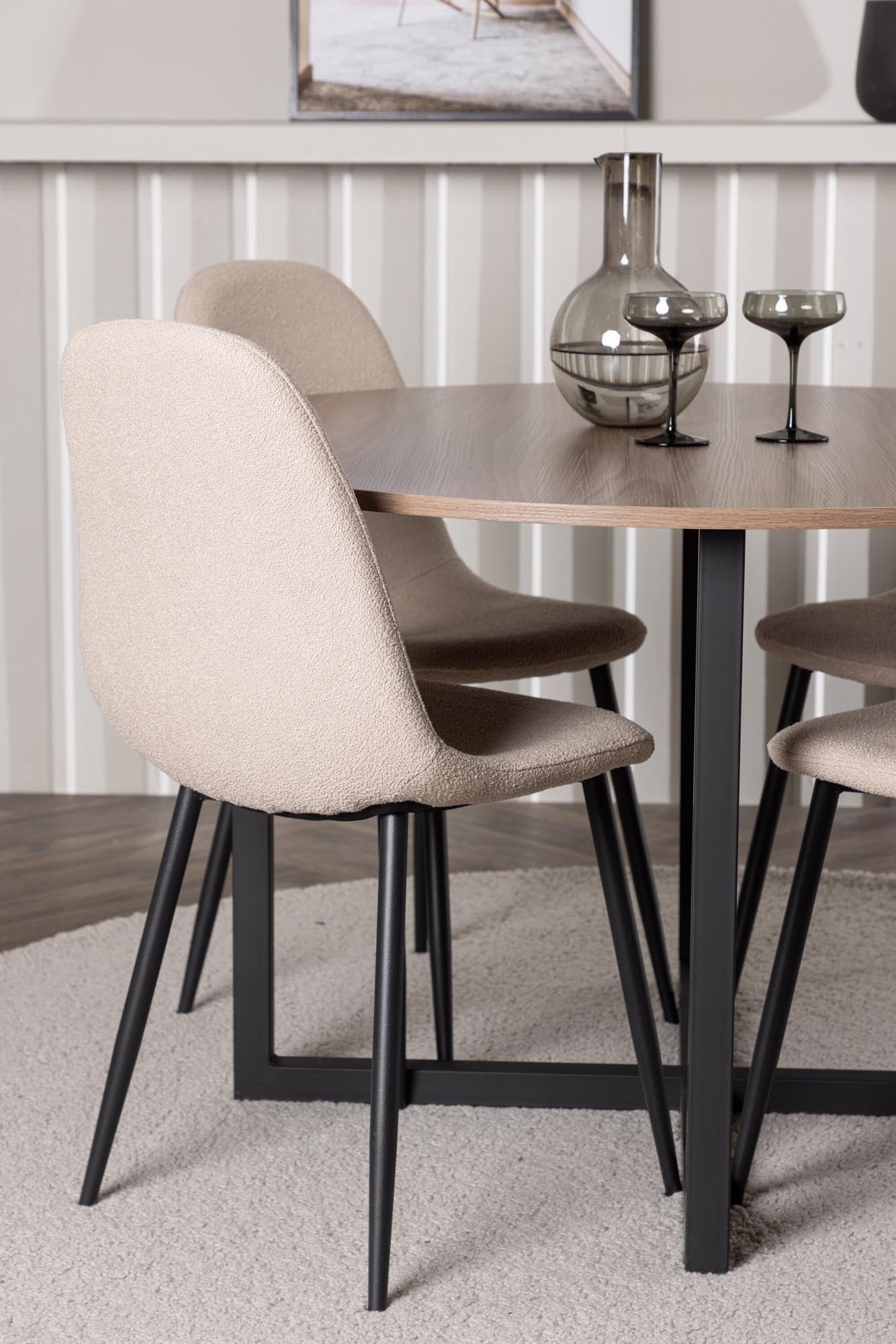 Elegantes Esszimmerset im skandinavischen Stil mit rundem Tisch und bequemen Stühlen für stilvolle Dinner.