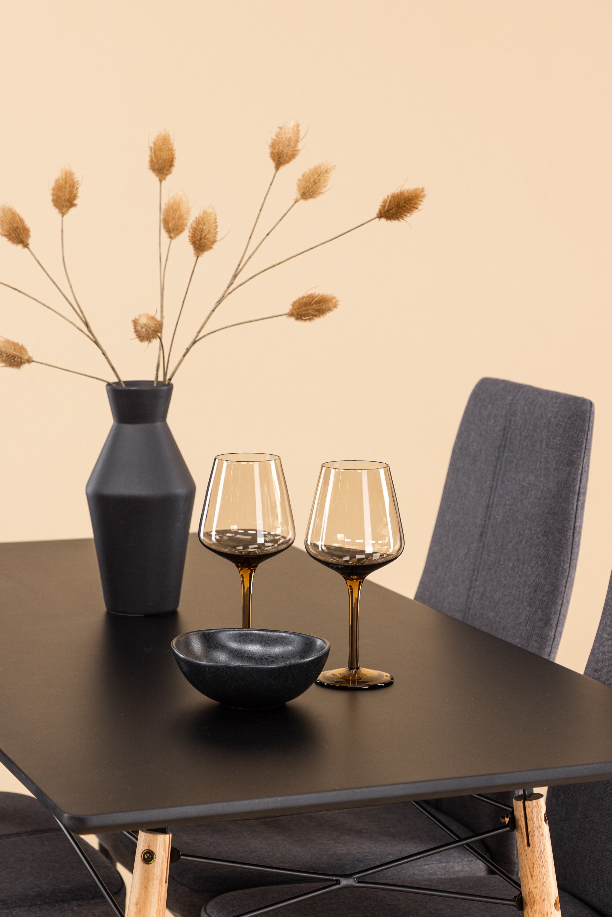 Danburi Esszimmerset + Petra ⌀80cm/4St. in Dunkelgrau präsentiert im Onlineshop von KAQTU Design AG. Esszimmerset ist von Venture Home