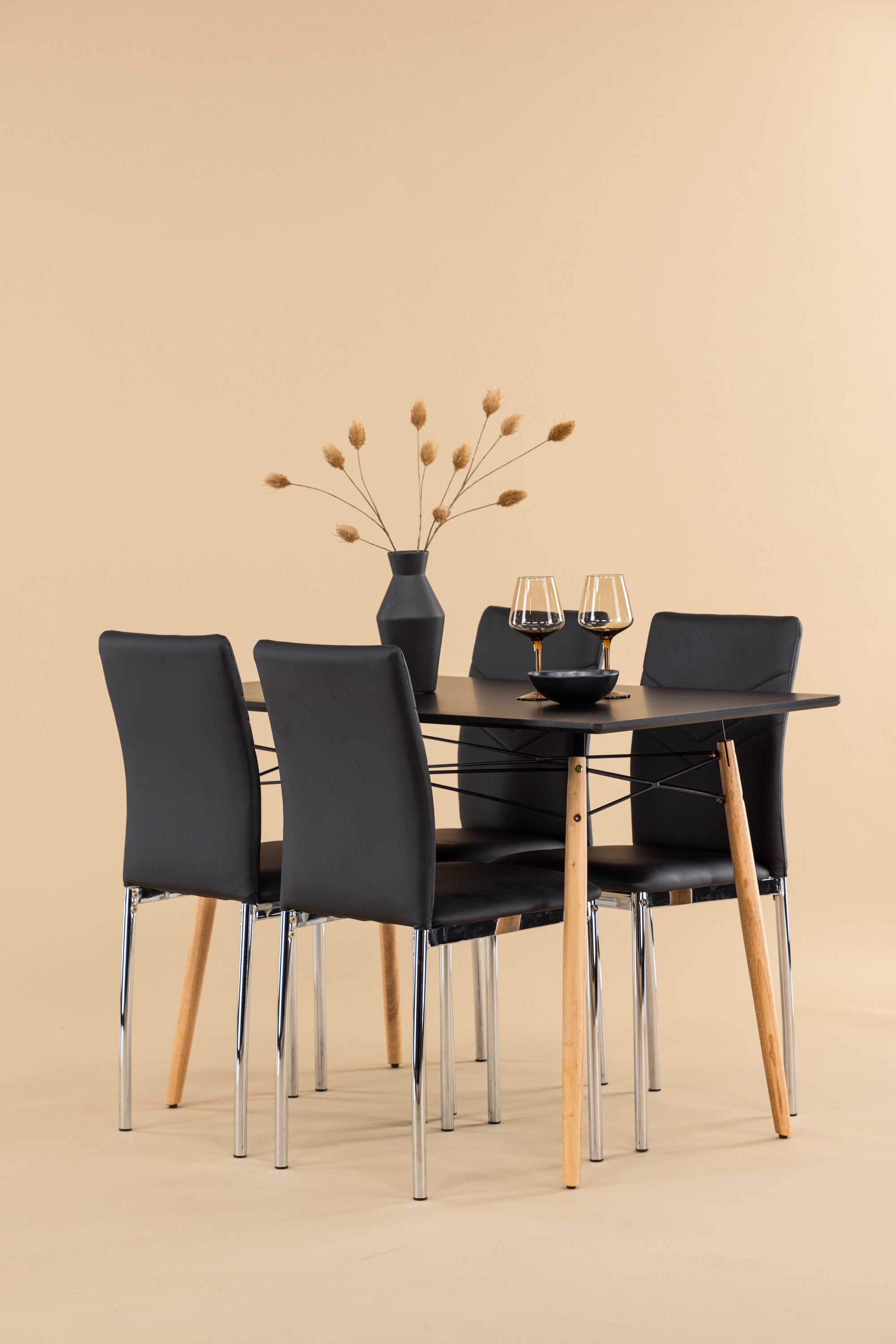 Danburi Esszimmerset + Lily ⌀80cm/4St. in Schwarz präsentiert im Onlineshop von KAQTU Design AG. Esszimmerset ist von Venture Home
