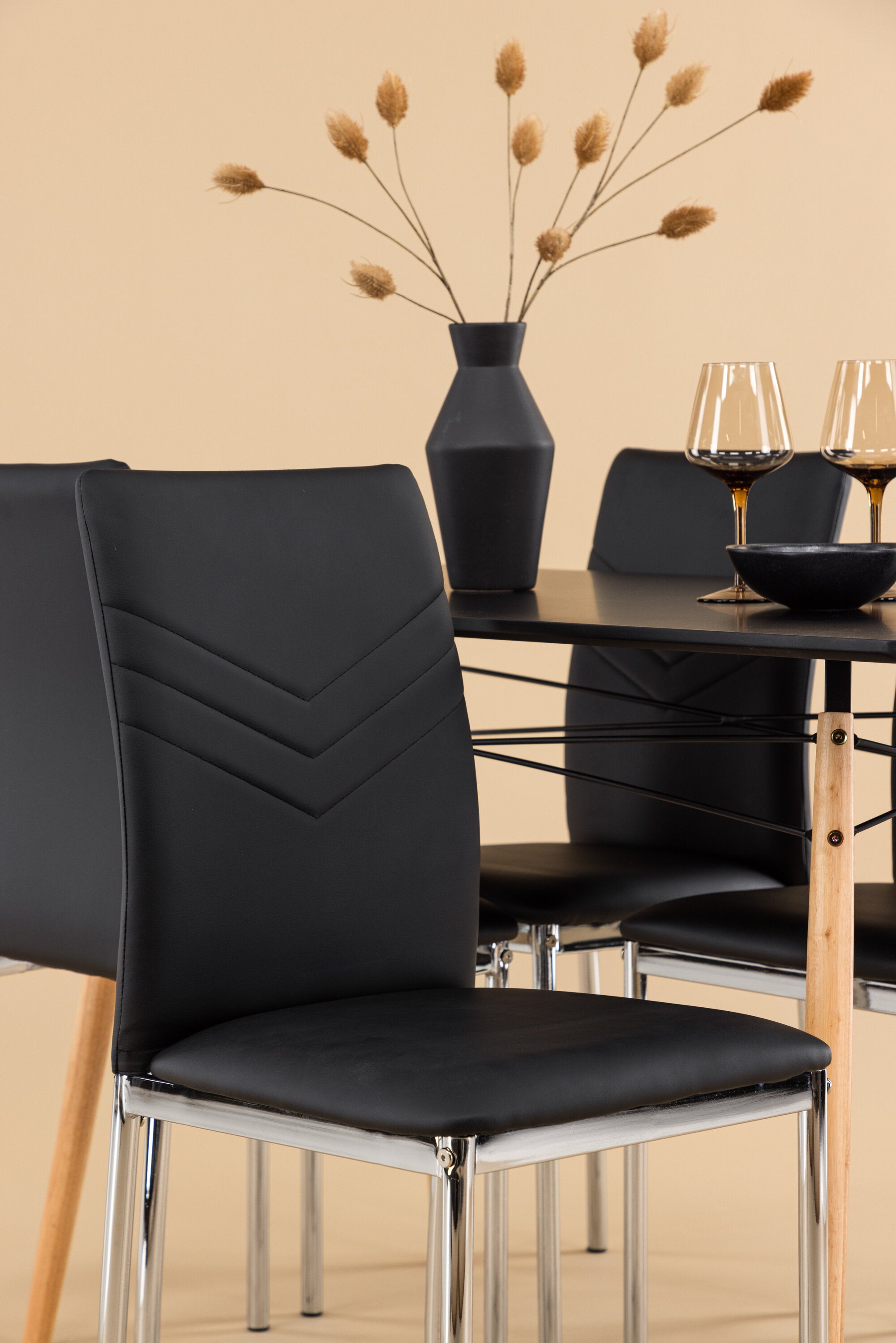 Danburi Esszimmerset + Lily ⌀80cm/4St. in Schwarz präsentiert im Onlineshop von KAQTU Design AG. Esszimmerset ist von Venture Home