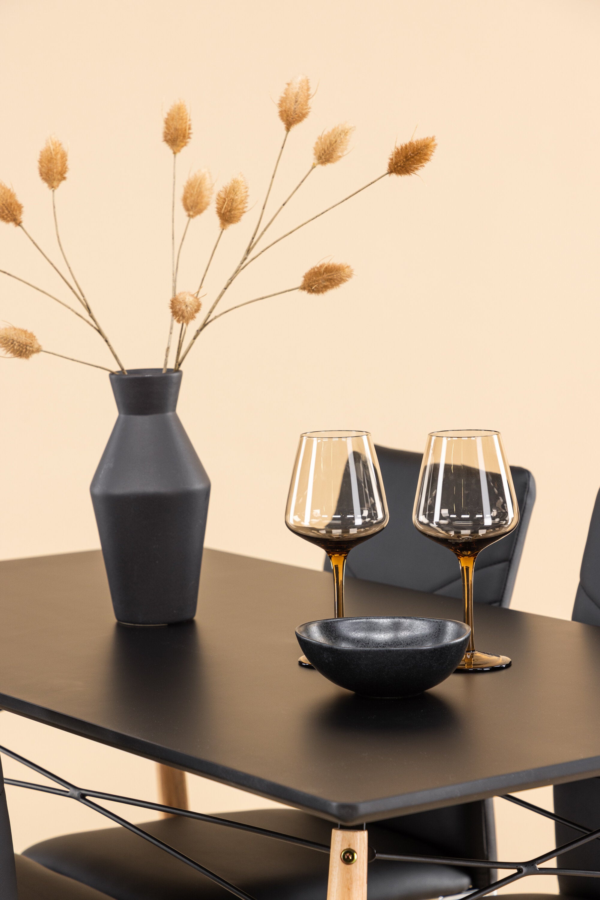 Danburi Esszimmerset + Lily ⌀80cm/4St. in Schwarz präsentiert im Onlineshop von KAQTU Design AG. Esszimmerset ist von Venture Home