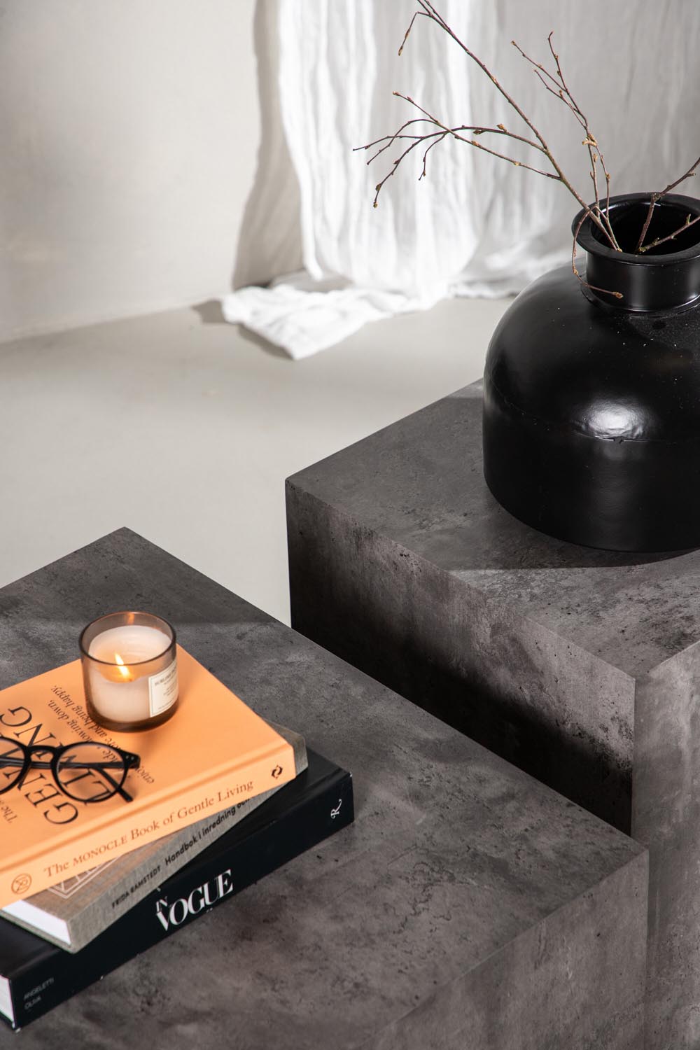 York Coffee Tisch High in Grau präsentiert im Onlineshop von KAQTU Design AG. Beistelltisch ist von Venture Home