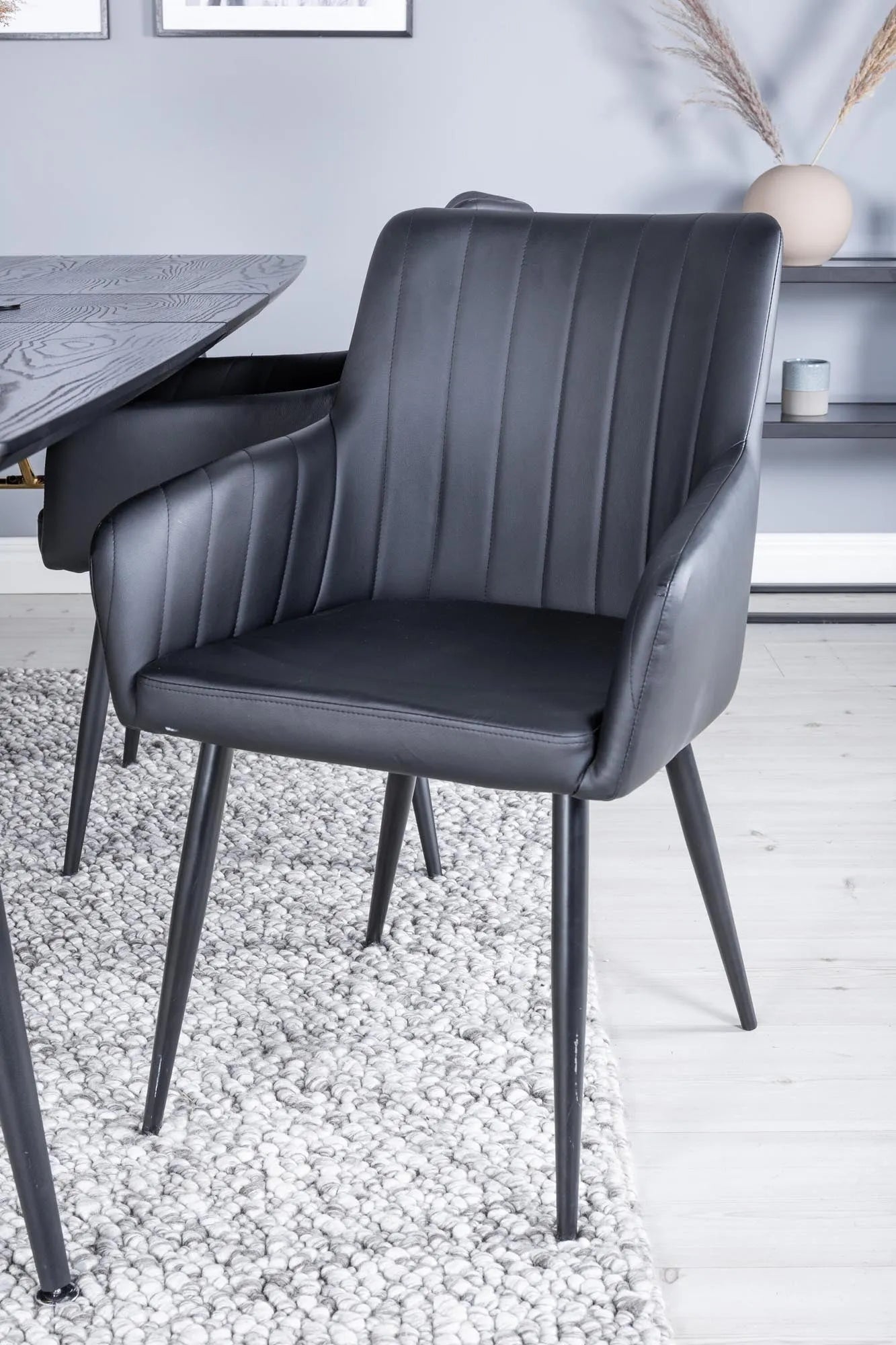 Stilvolles Esszimmer Set Gold mit komfortablen Stühlen von Venture Home.