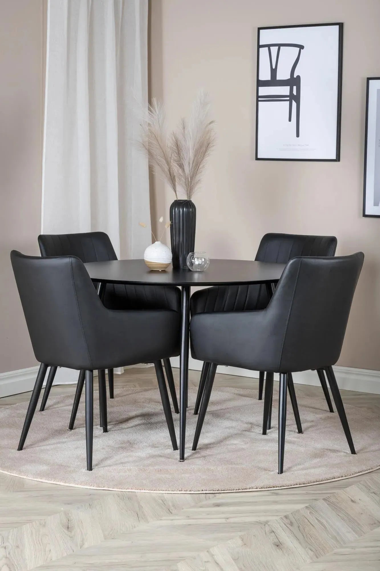 Elegantes Esszimmer Set Silar mit bequemen Stühlen von Venture Home.