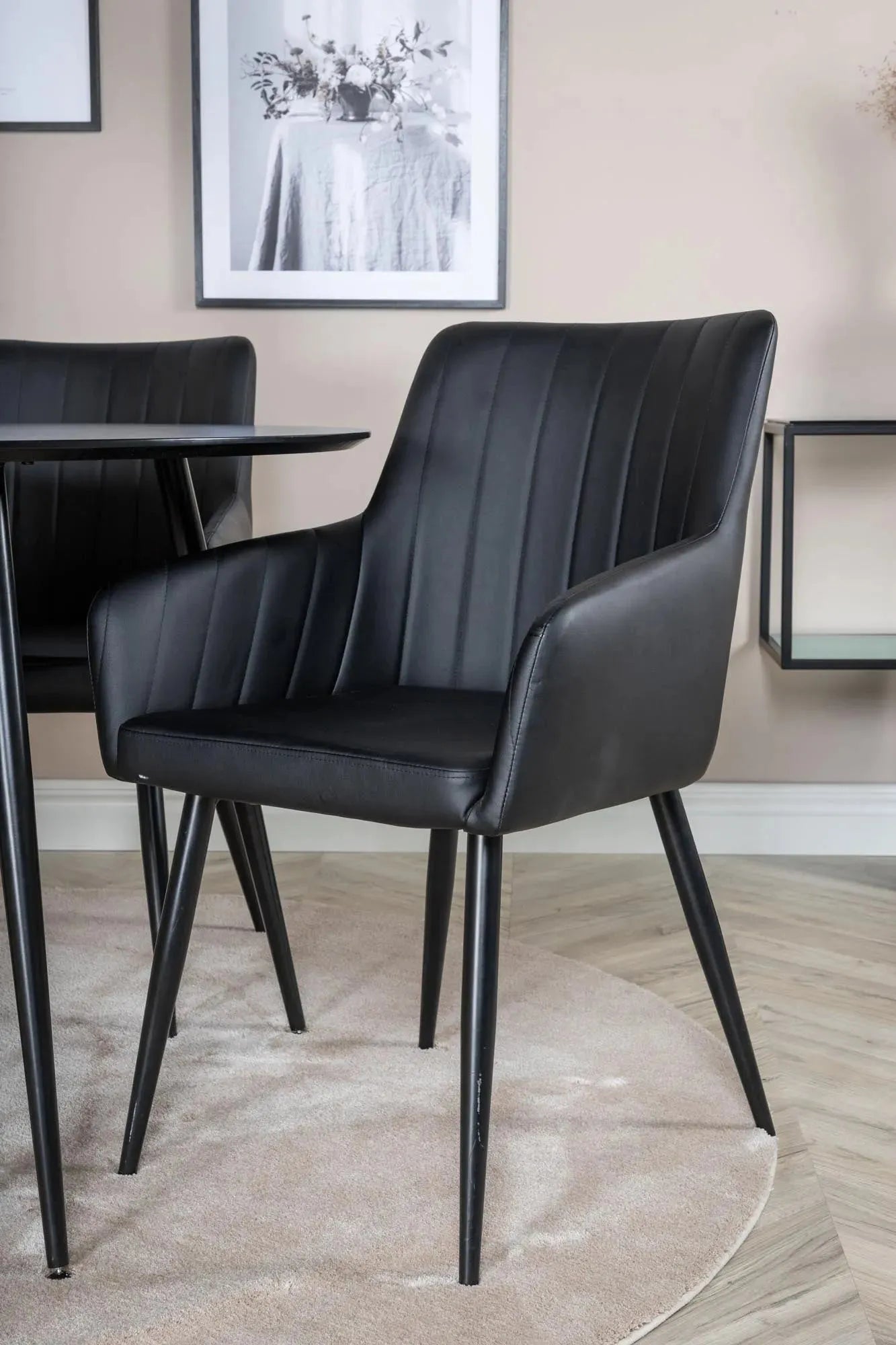 Modernes Esszimmer Set Silar mit ergonomischen Stühlen von Venture Home.