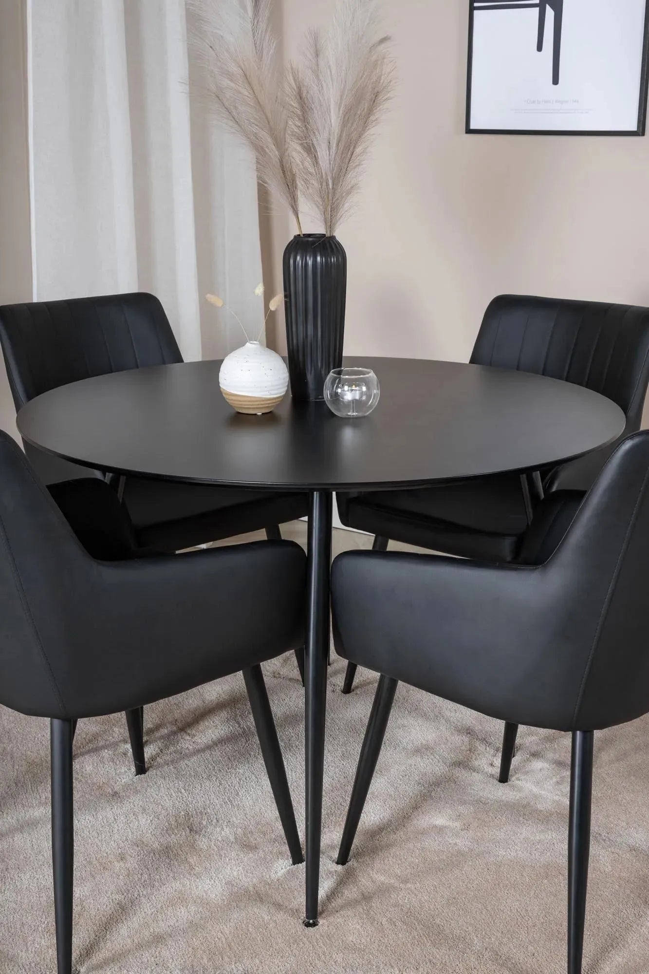 Stilvolles Esszimmer Set Silar mit komfortablen Stühlen von Venture Home.