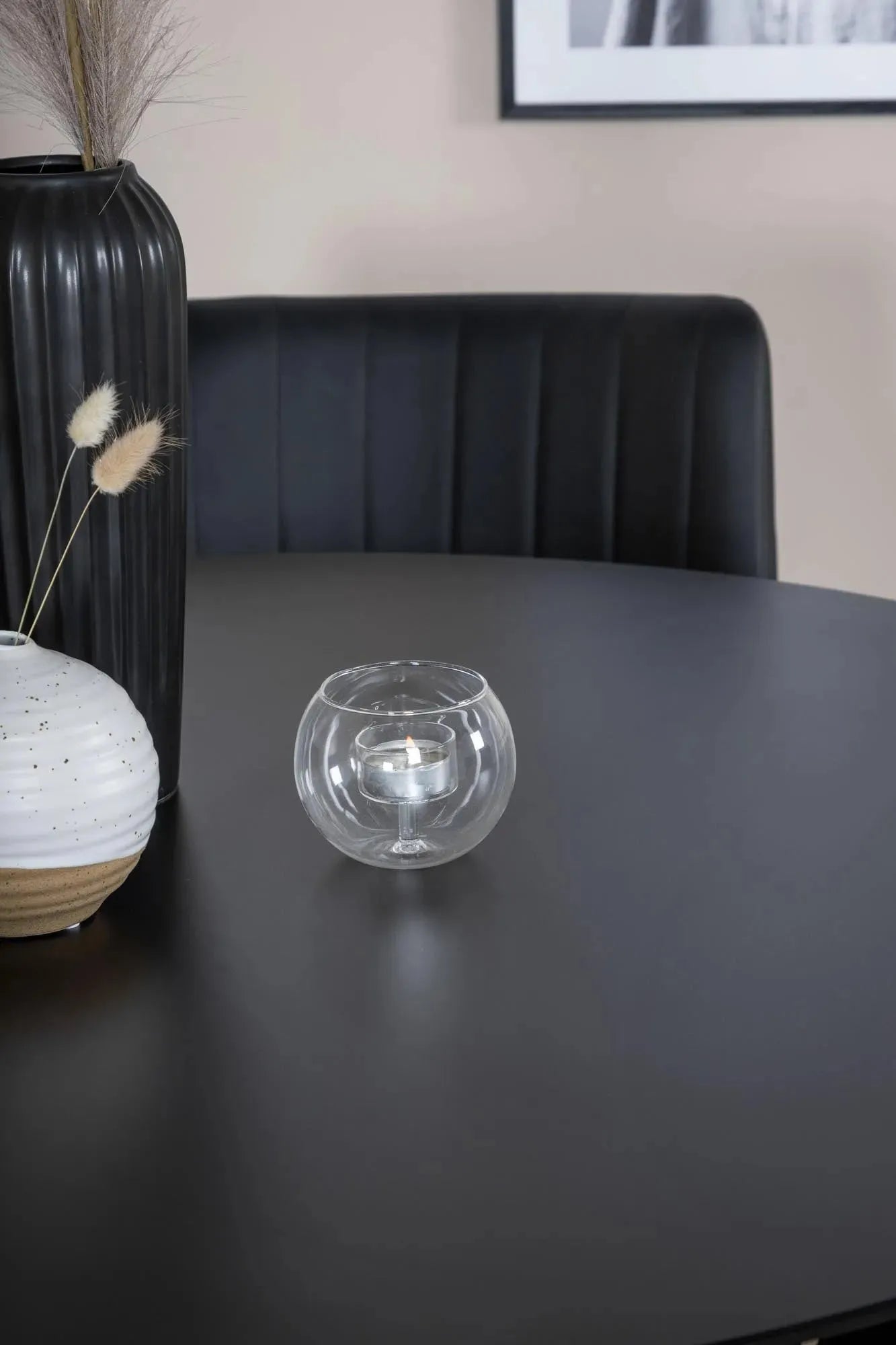Elegantes Esszimmer Set Silar mit bequemen Stühlen von Venture Home.