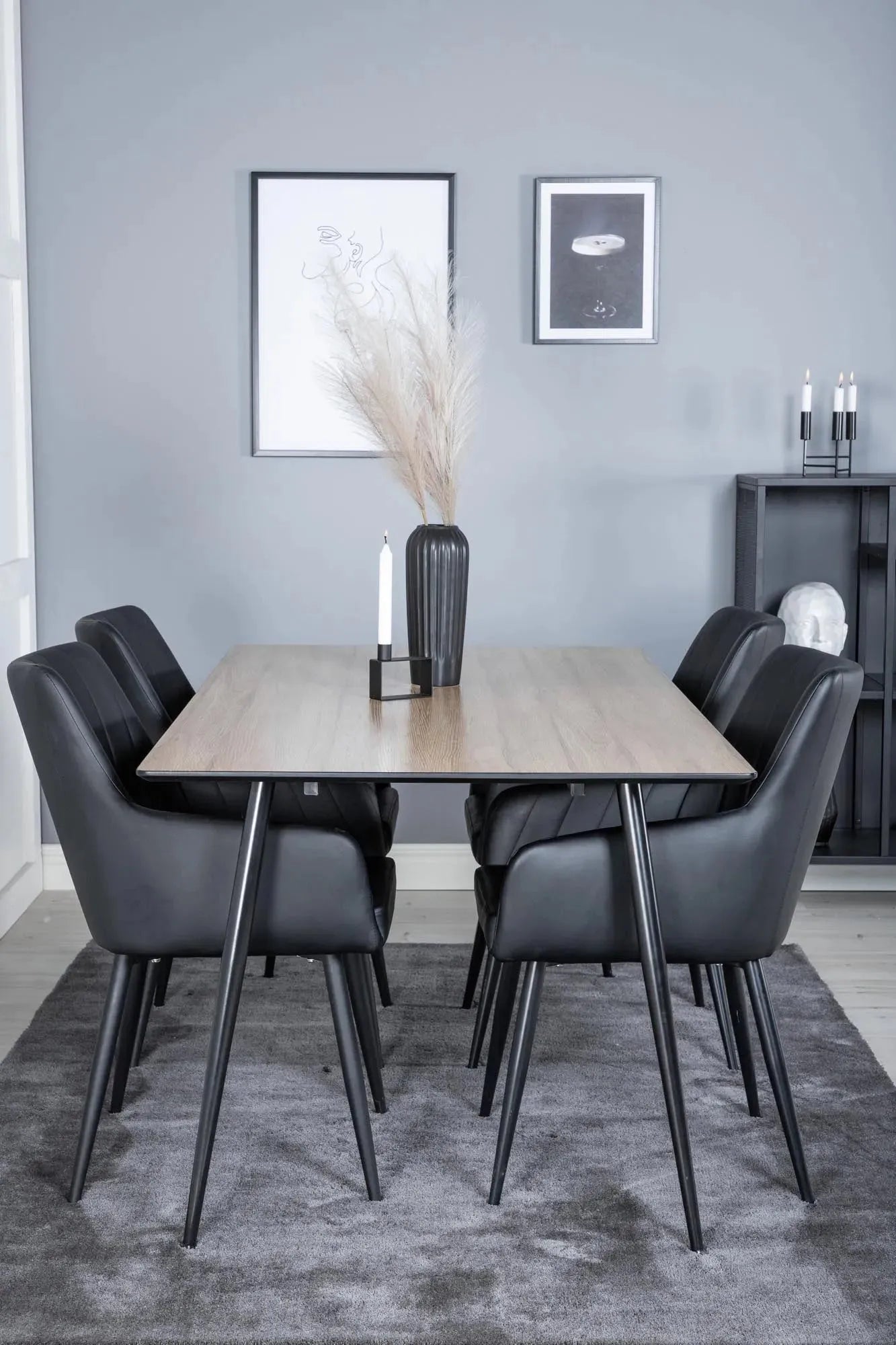 Elegantes Esszimmer Set Silar mit bequemen Stühlen von Venture Home.