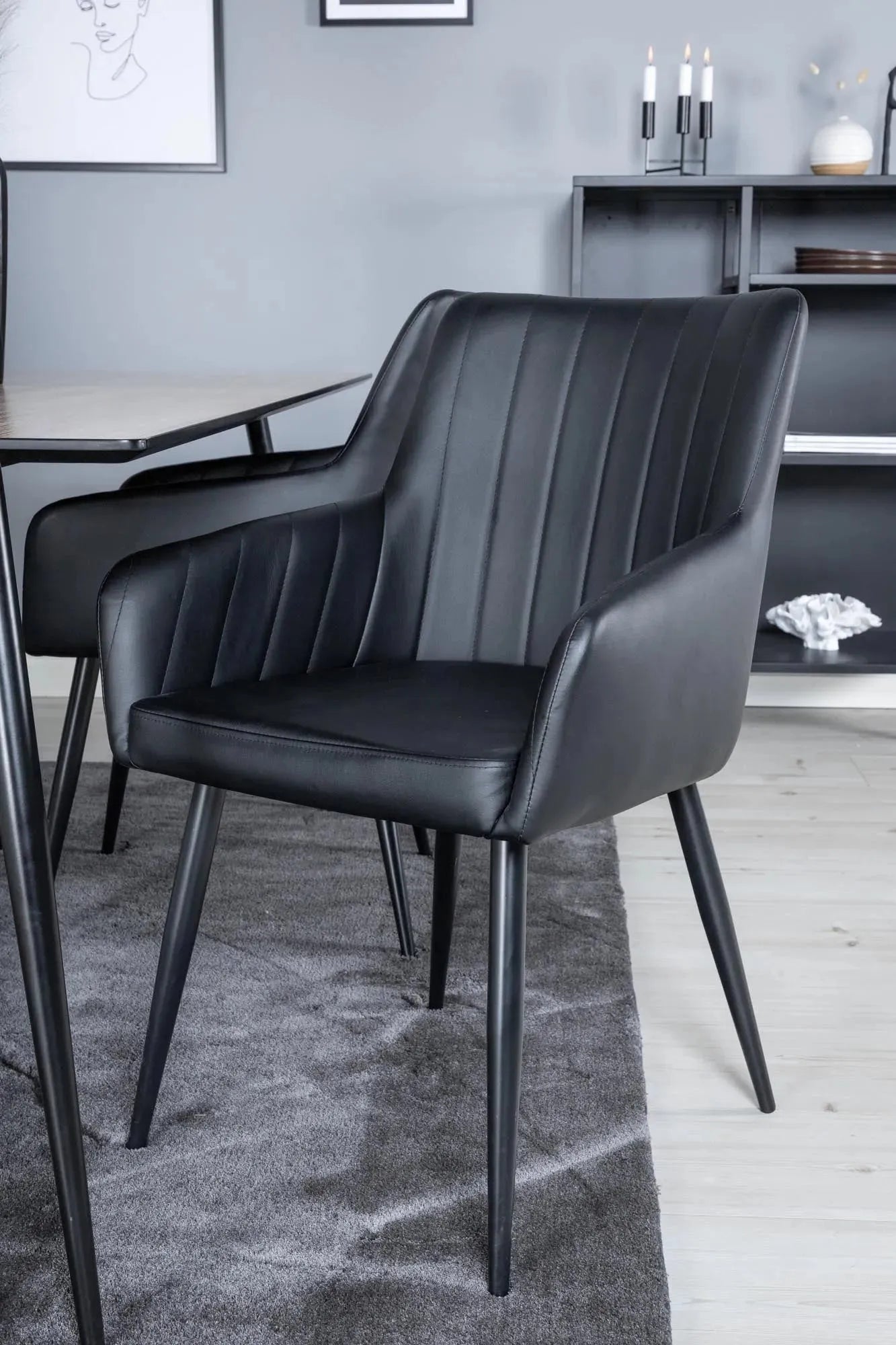 Stilvolles Esszimmer Set Silar mit komfortablen Stühlen von Venture Home.