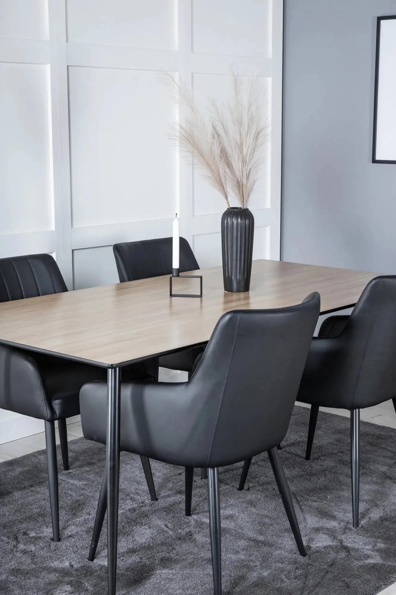 Elegantes Esszimmer Set Silar mit bequemen Stühlen von Venture Home.