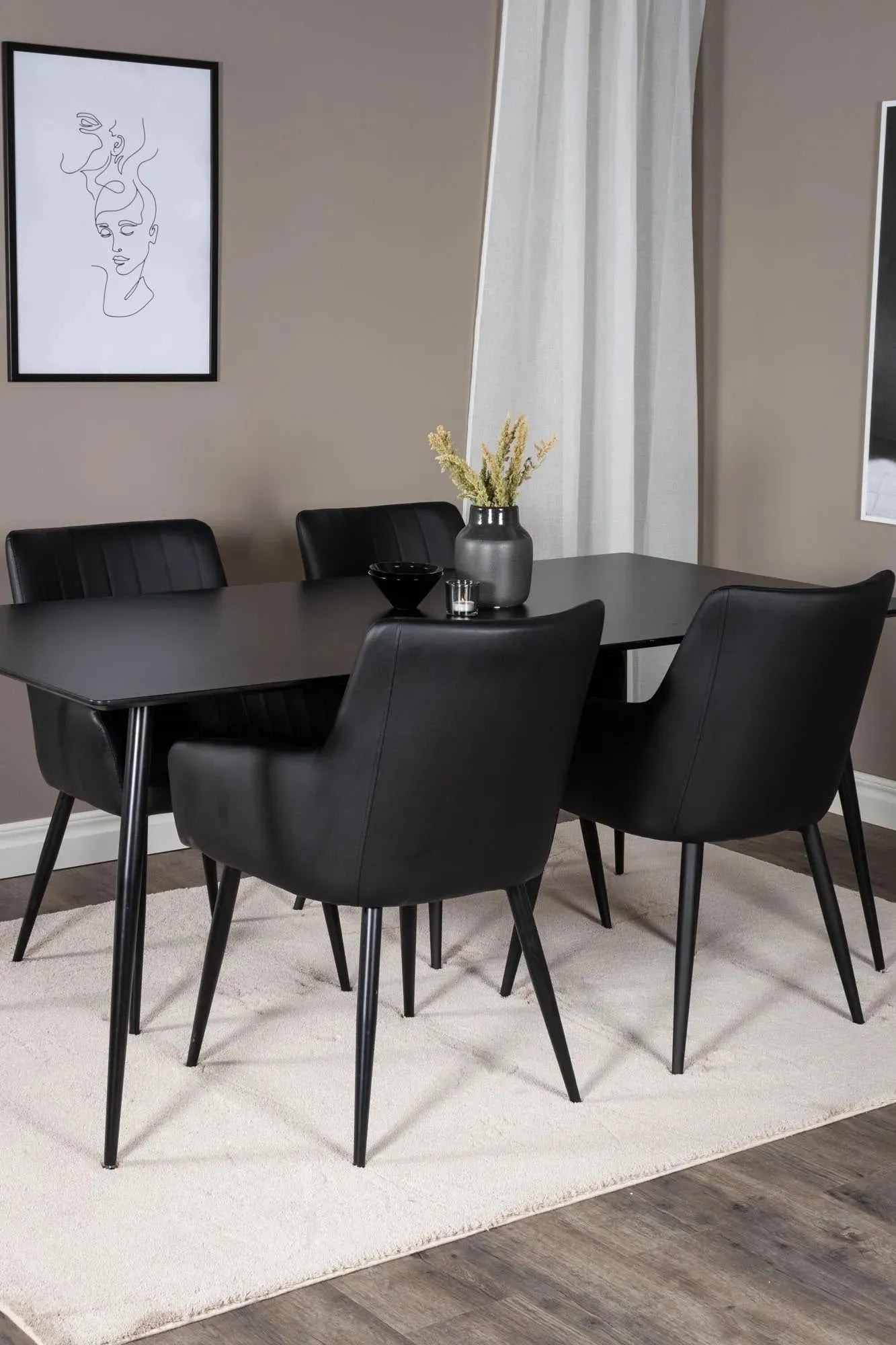 Modernes Esszimmer Set Silar mit Komfortstühlen von Venture Home.
