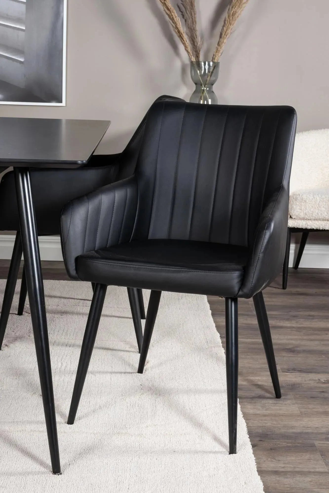 Stilvolles Esszimmer Set Silar mit ergonomischen Stühlen von Venture Home.