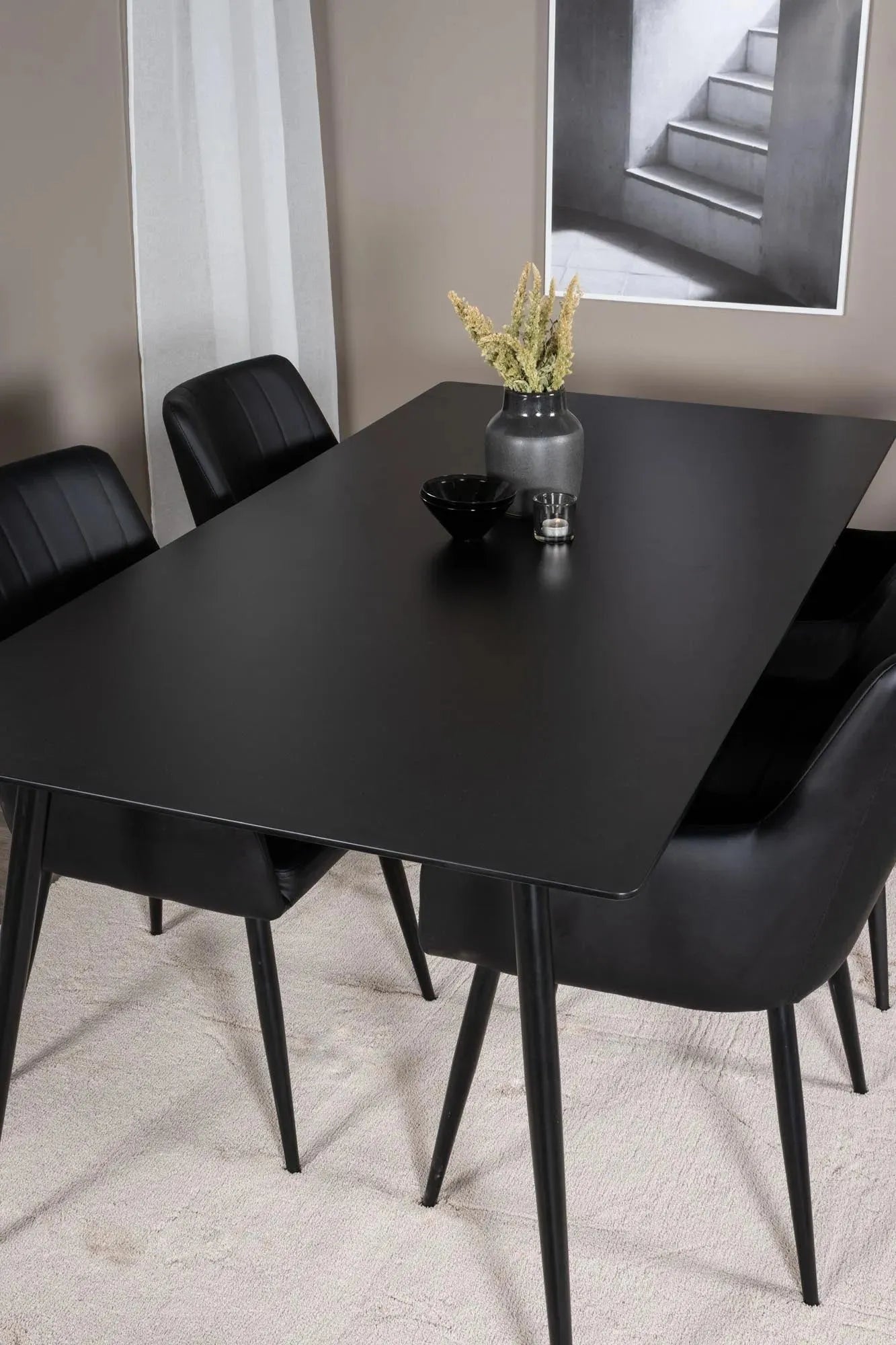 Elegantes Esszimmer Set Silar mit bequemen Stühlen von Venture Home.