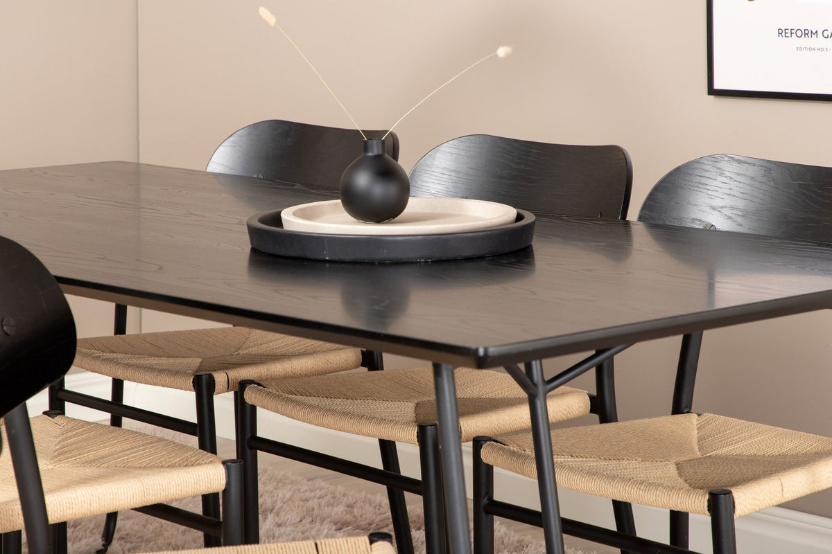 Esszimmer Set Petra mit Stuhl Polly von Venture Home: schwarzer Tisch aus MDF und Furnier mit sechs Stühlen mit Seilbespannung in Natur.