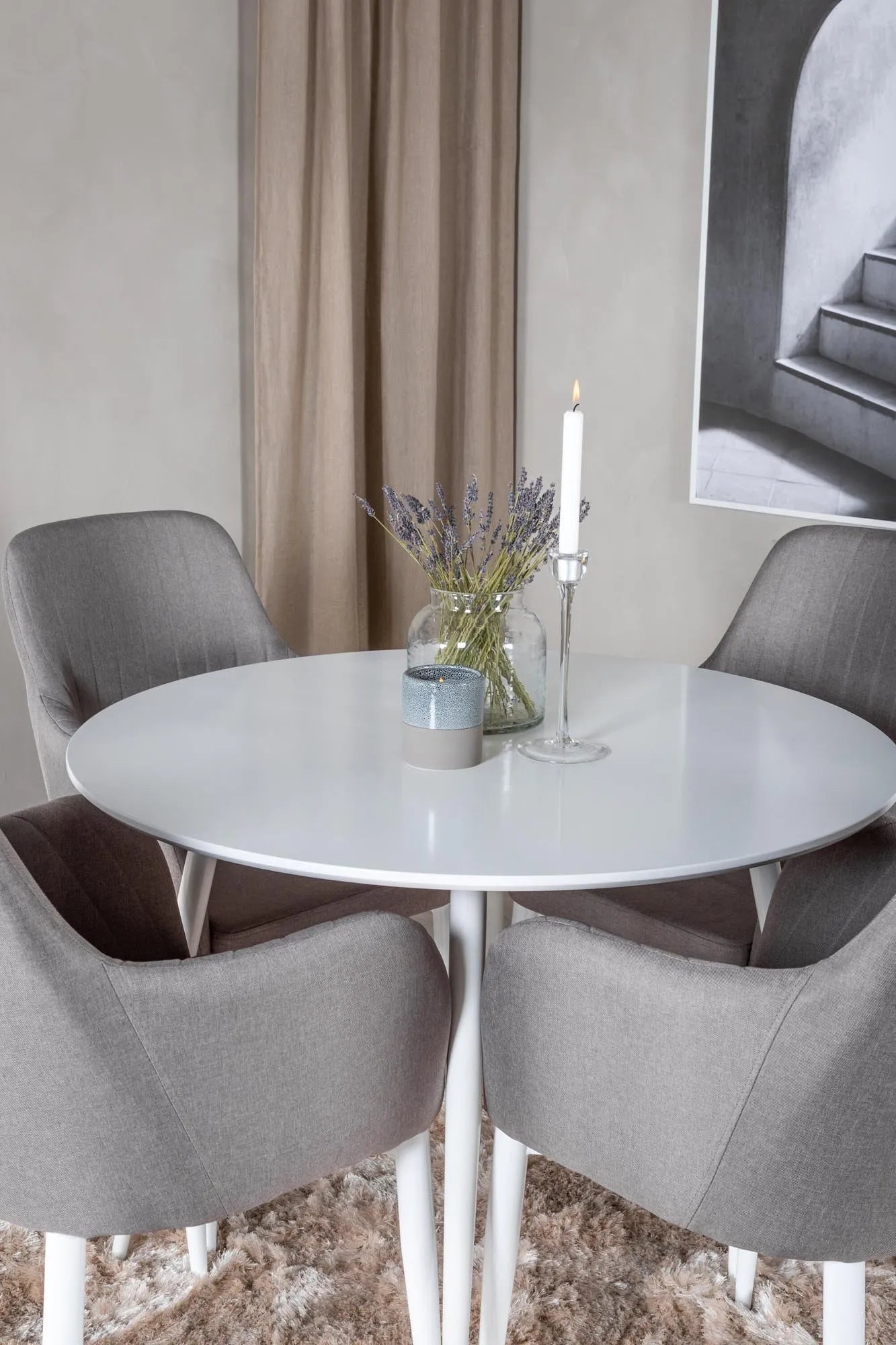 Modernes Esszimmer Set Plaza mit ergonomischen Stühlen von Venture Home.