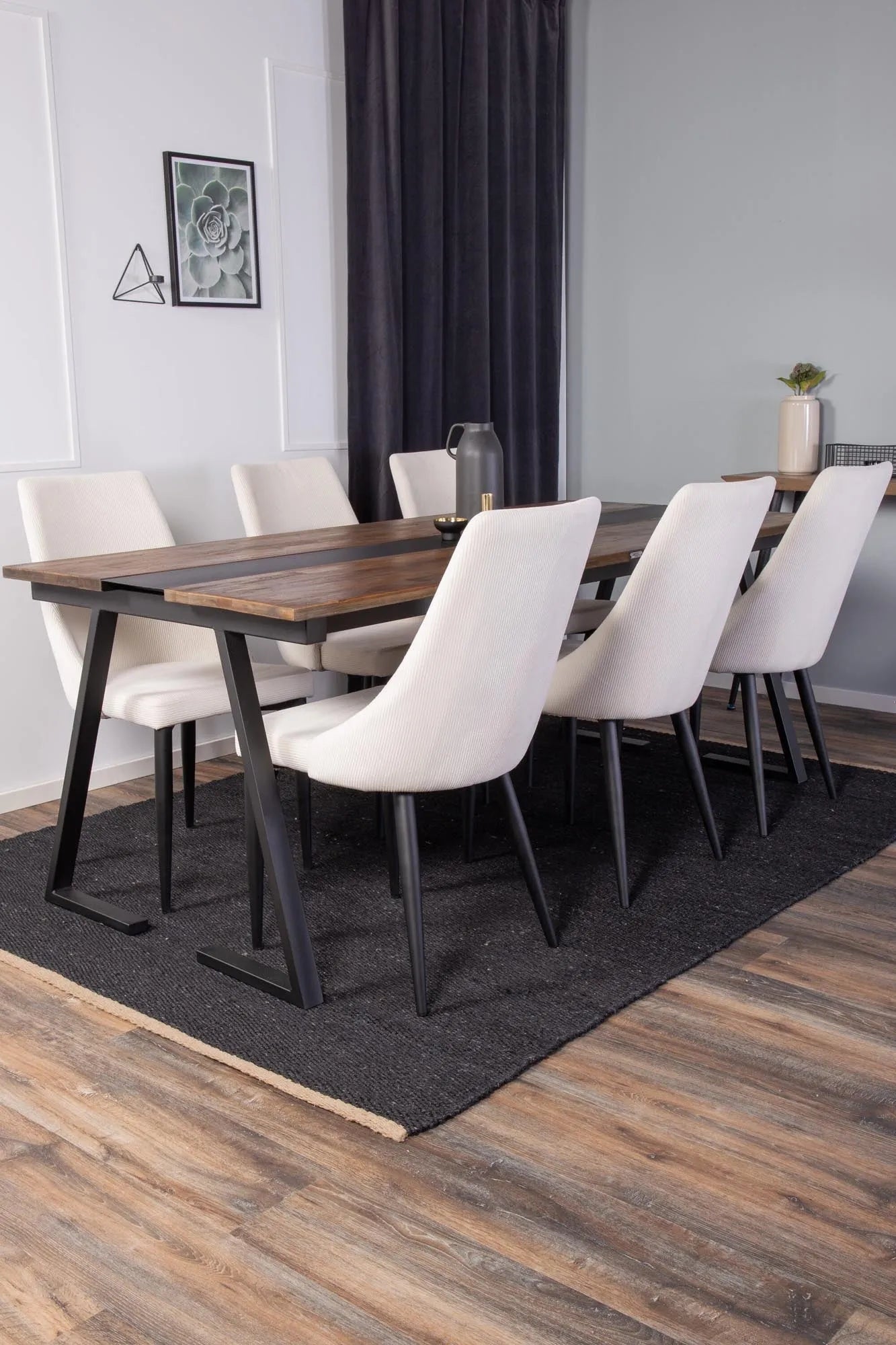 Stilvolles Esszimmer Set Jakarta mit robusten Leone Stühlen.