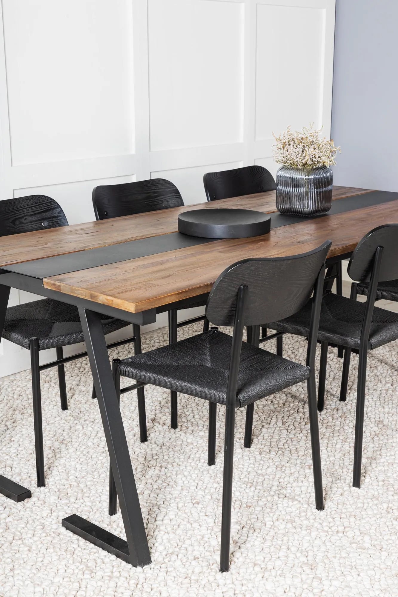 Modernes Esszimmer Set Jakarta mit Polly Stühlen von Venture Home.
