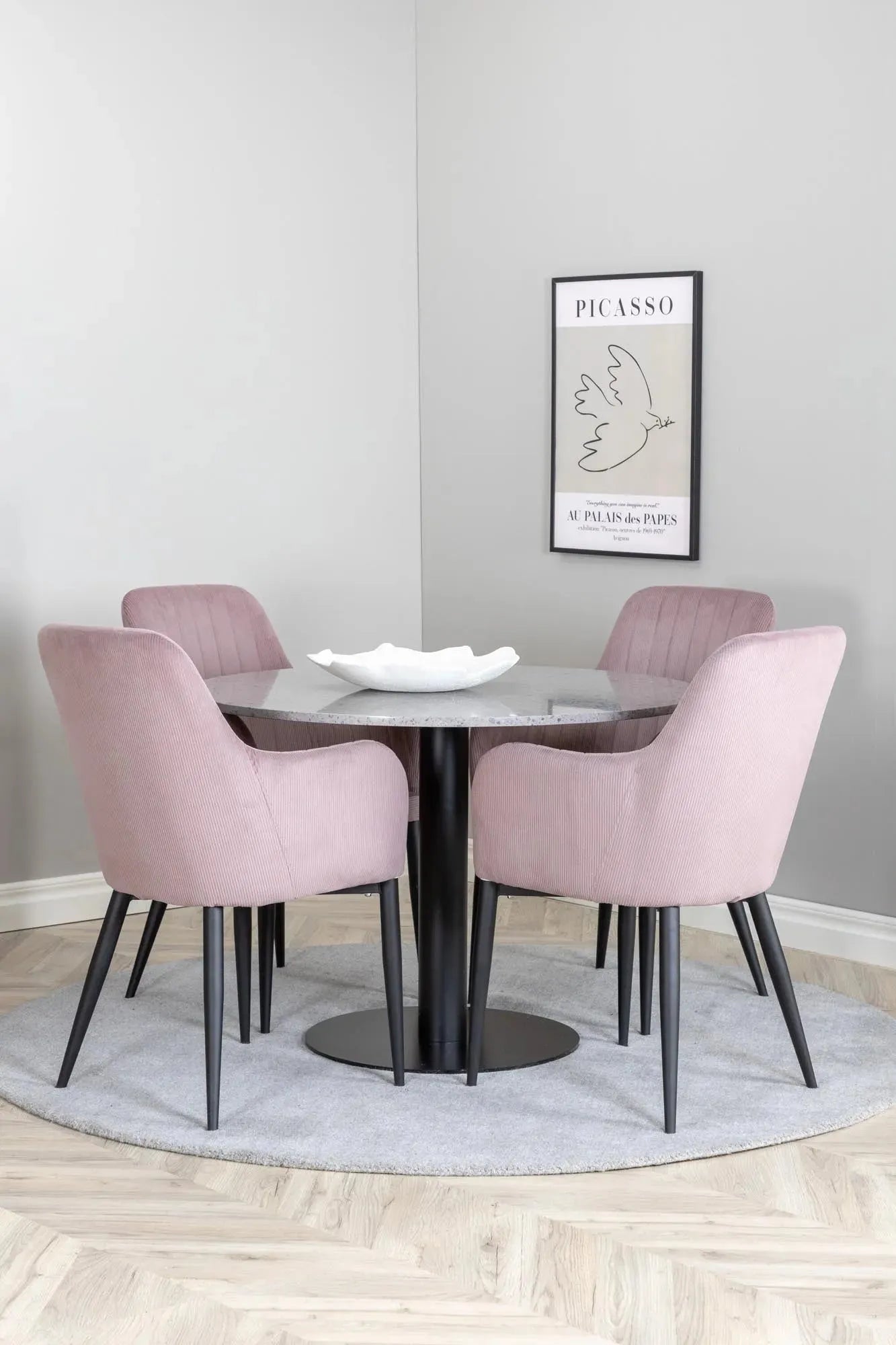 Modernes Esszimmer Set Razzia mit komfortablen Stühlen von Venture Home.