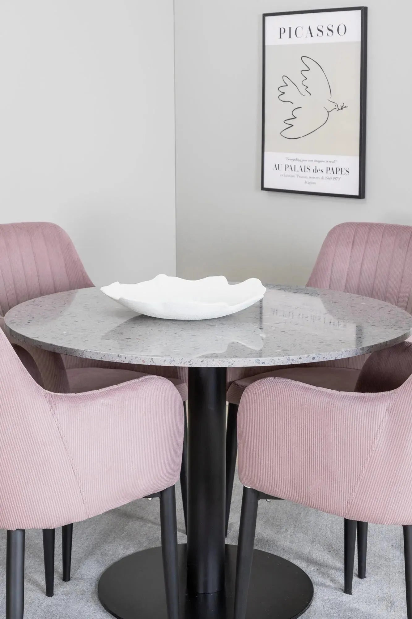 Elegantes Esszimmer Set Razzia mit bequemen Stühlen von Venture Home.