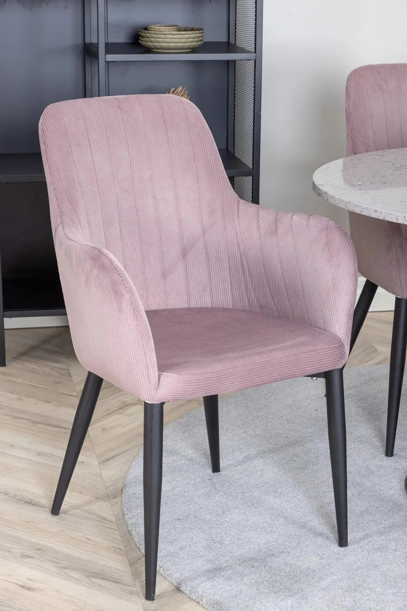 Modernes Esszimmer Set Razzia mit komfortablen Stühlen von Venture Home.
