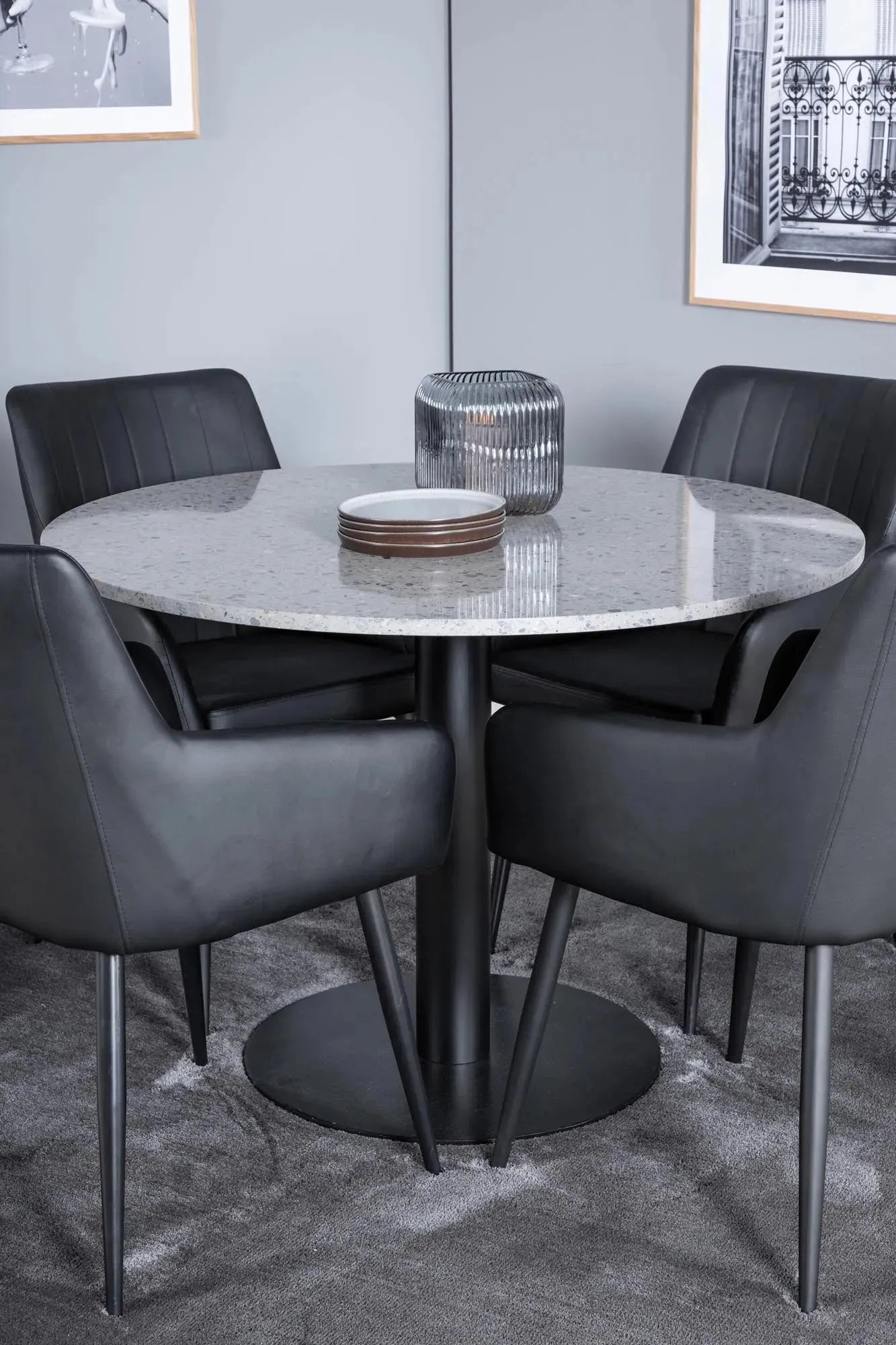 Modernes Esszimmer Set Razzia mit ergonomischen Stühlen von Venture Home.