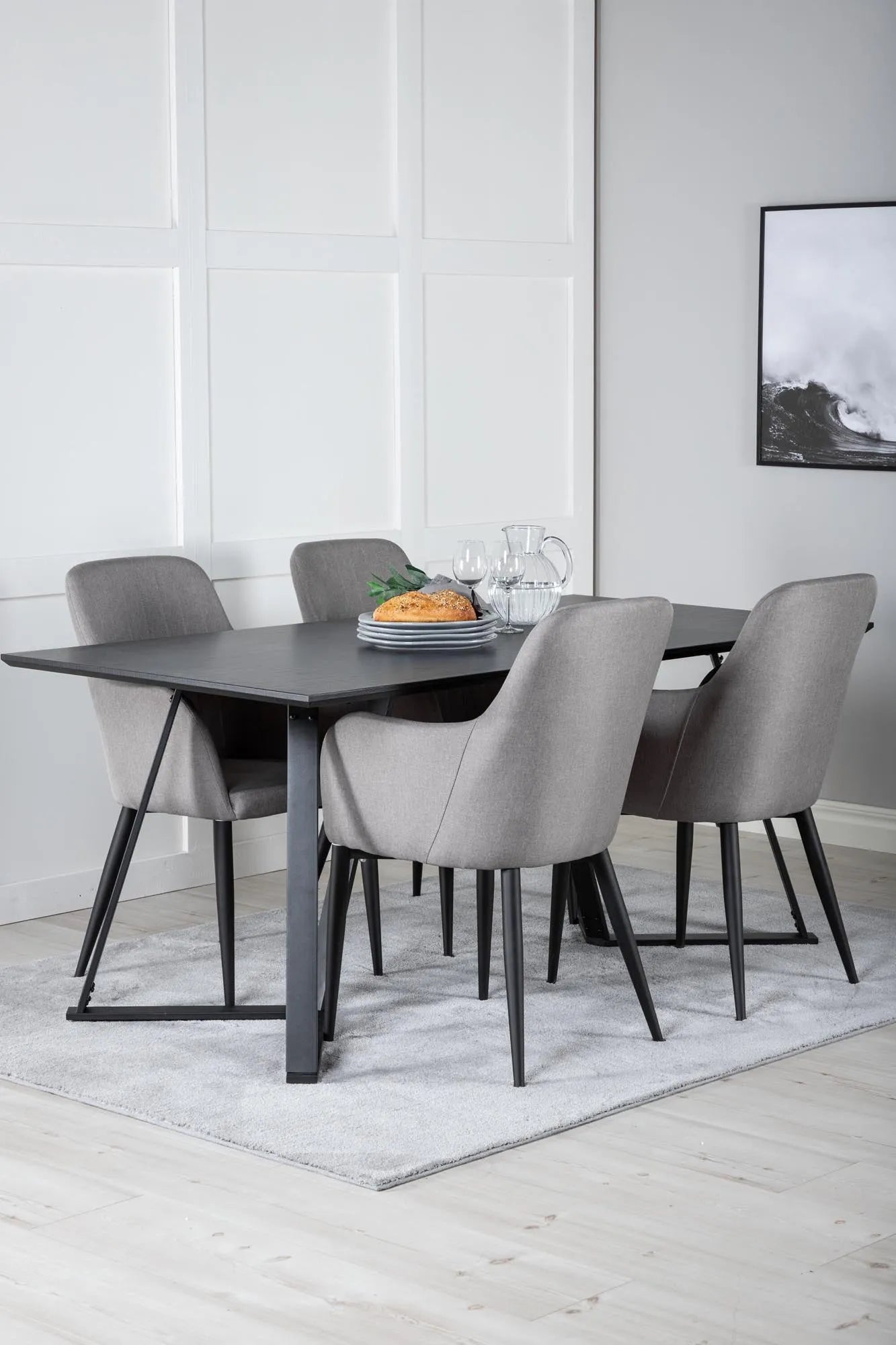 Elegantes Esszimmer Set Marina mit Komfortstühlen von Venture Home.