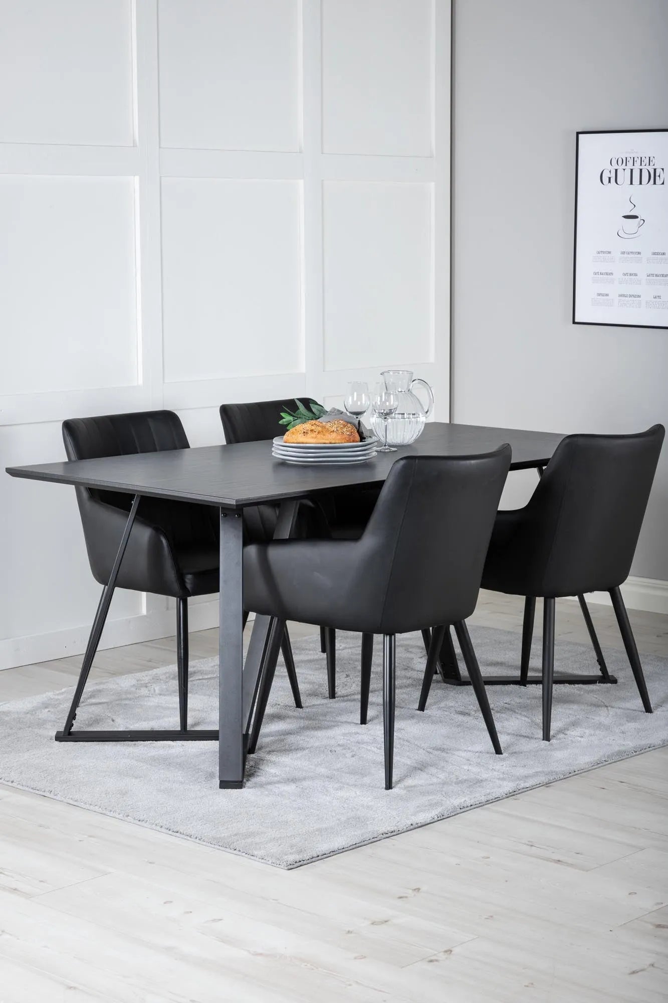 Elegantes Esszimmer Set Marina mit Komfortstühlen von Venture Home.