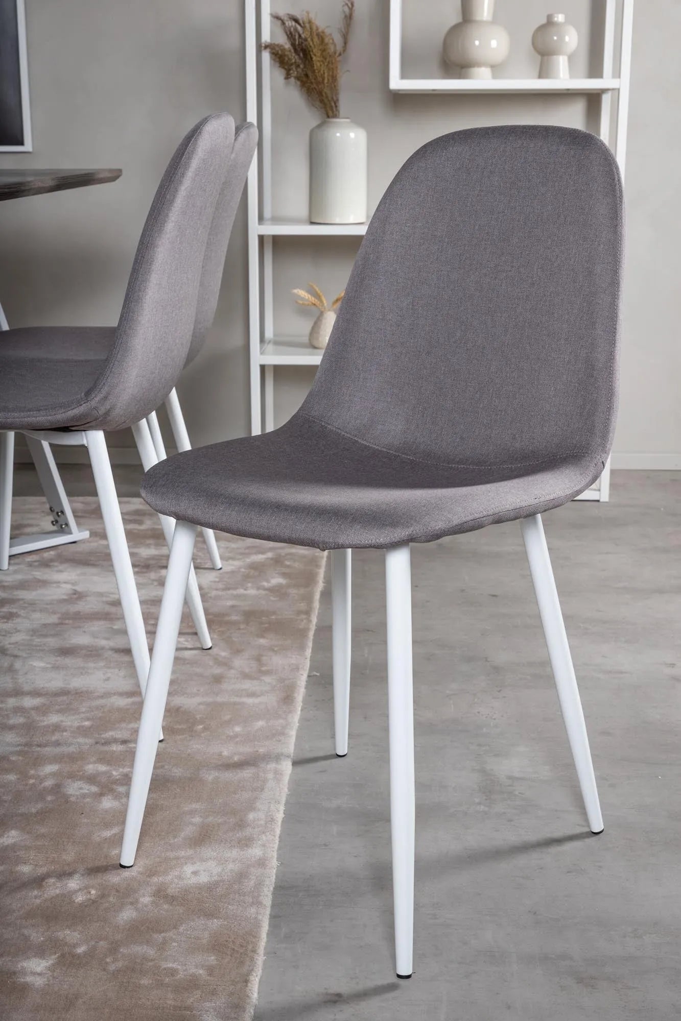 Esszimmer Set Marina mit Polar Stühlen für zeitlose Eleganz.