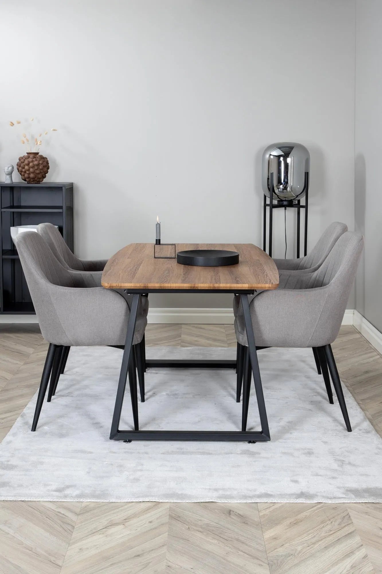 Stilvolles Inca Esszimmer Set mit komfortablen Stühlen von Venture Home.