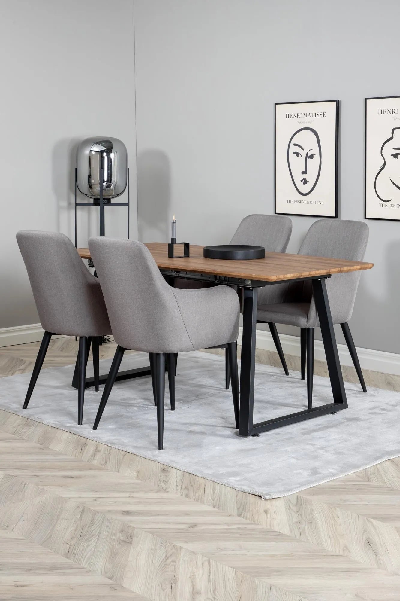 Elegantes Inca Esszimmer Set mit bequemen Stühlen von Venture Home.