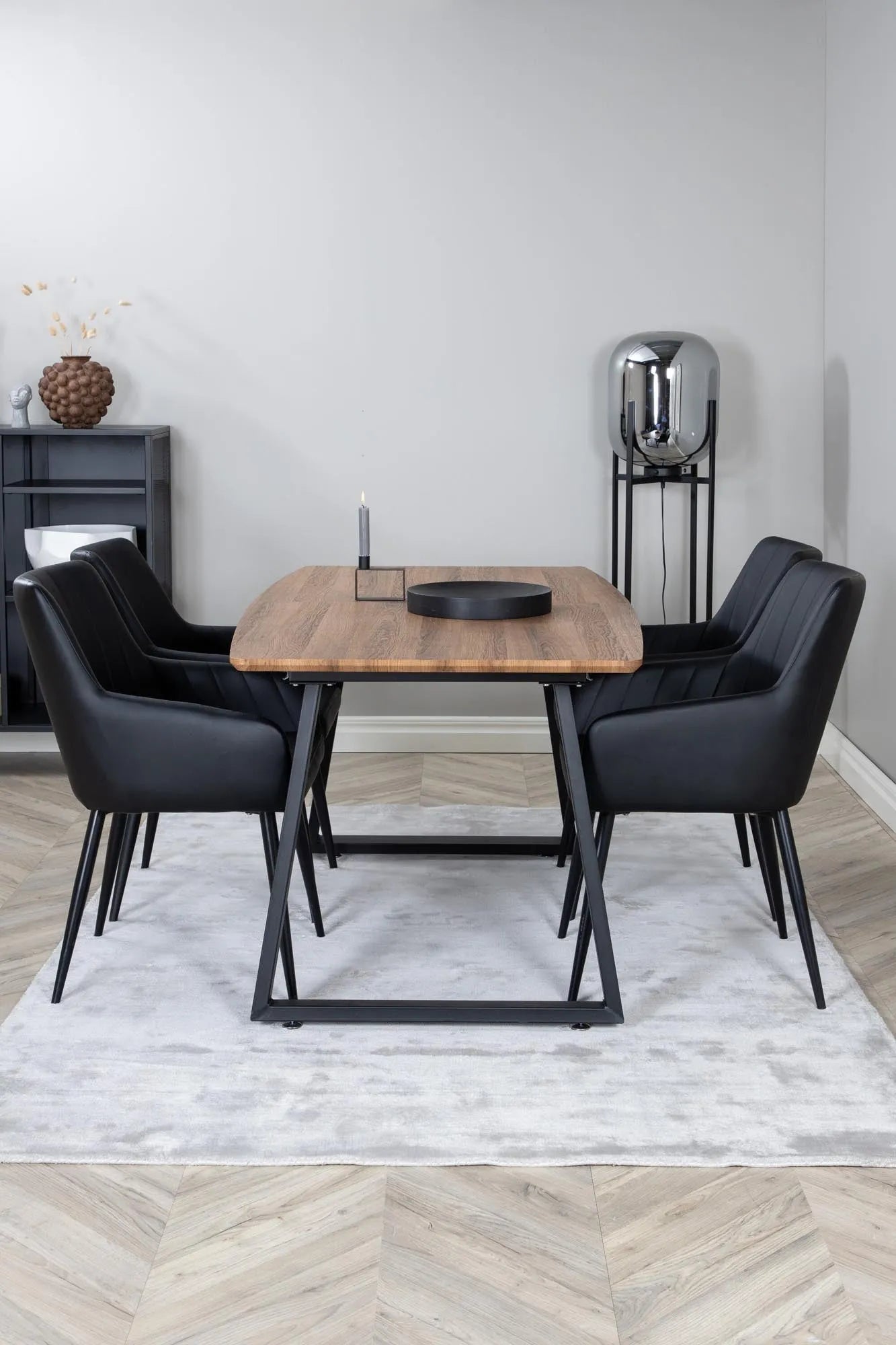 Elegantes Inca Esszimmer Set mit bequemen Stühlen von Venture Home.