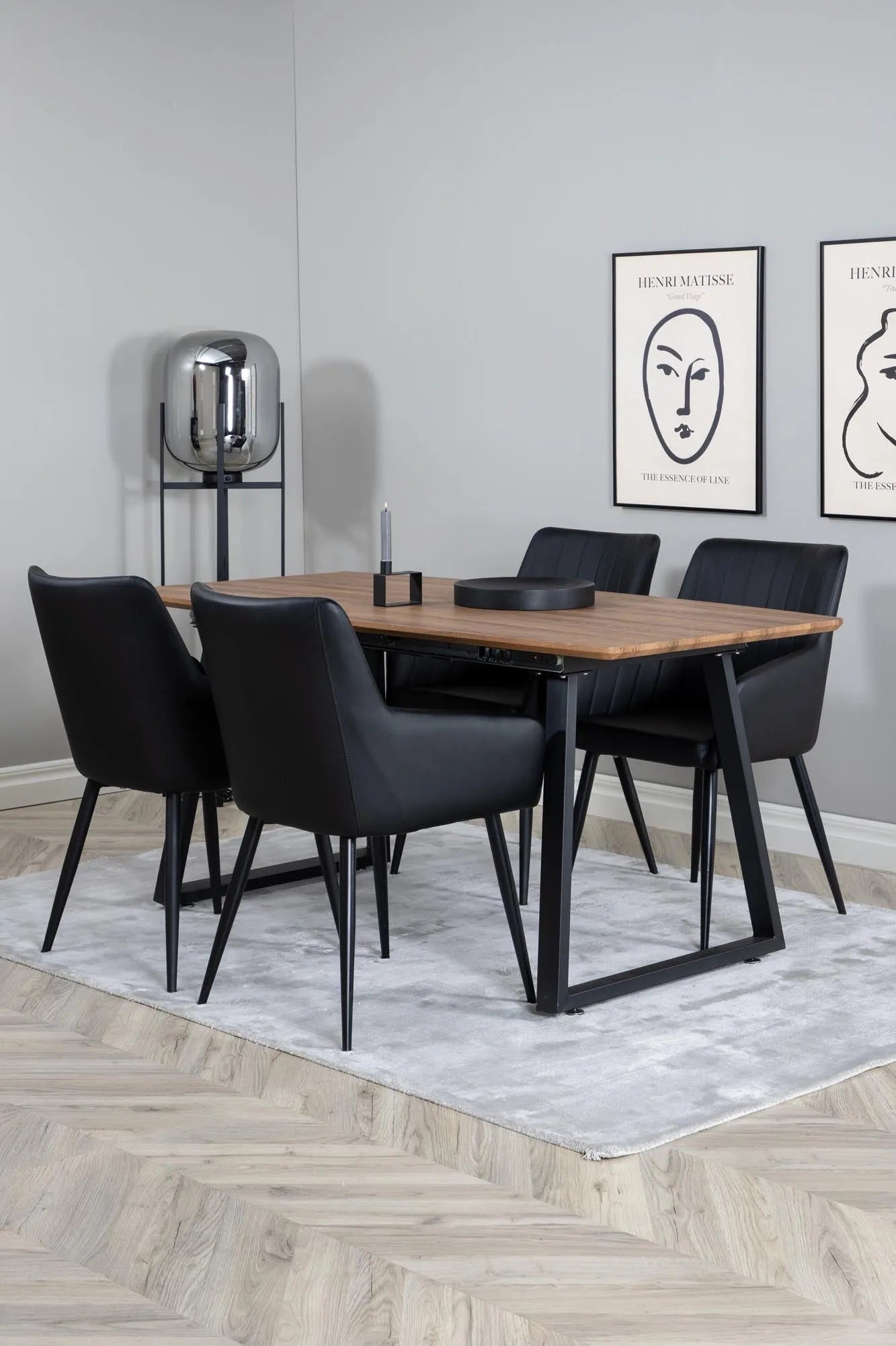 Modernes Inca Esszimmer Set mit ergonomischen Stühlen von Venture Home.