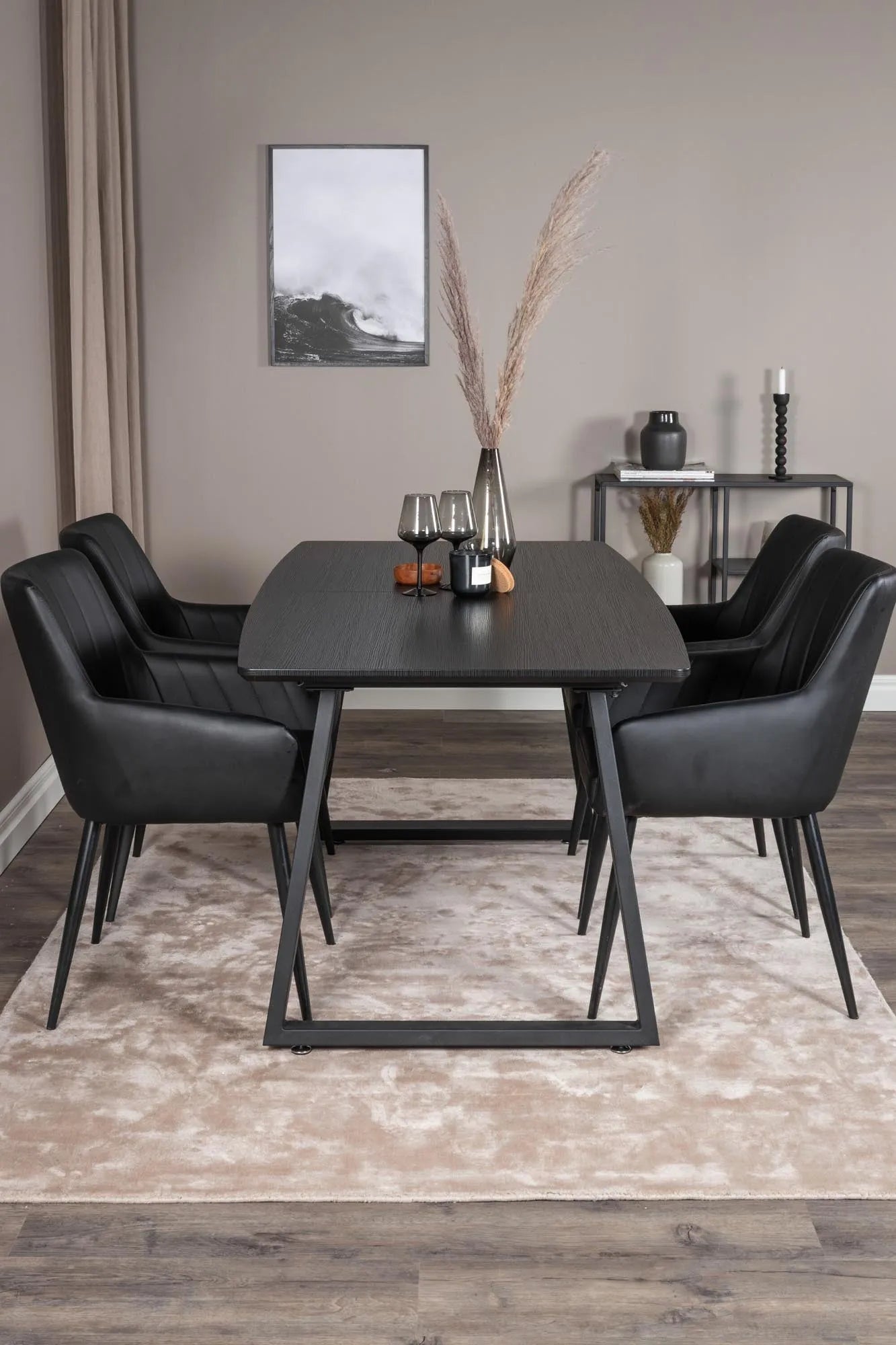 Elegantes Esszimmer Set Inca mit bequemen Stühlen von Venture Home.