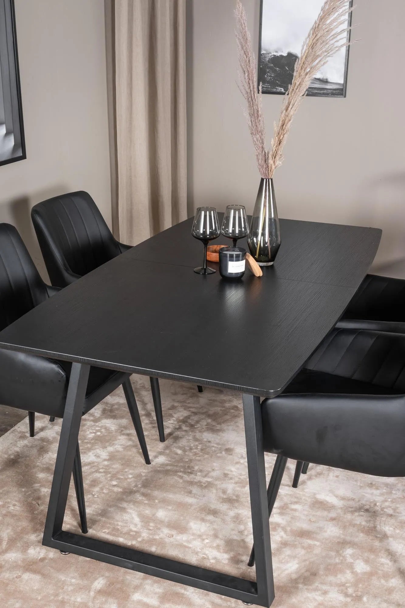 Elegantes Inca Esszimmer Set mit bequemen Stühlen von Venture Home.