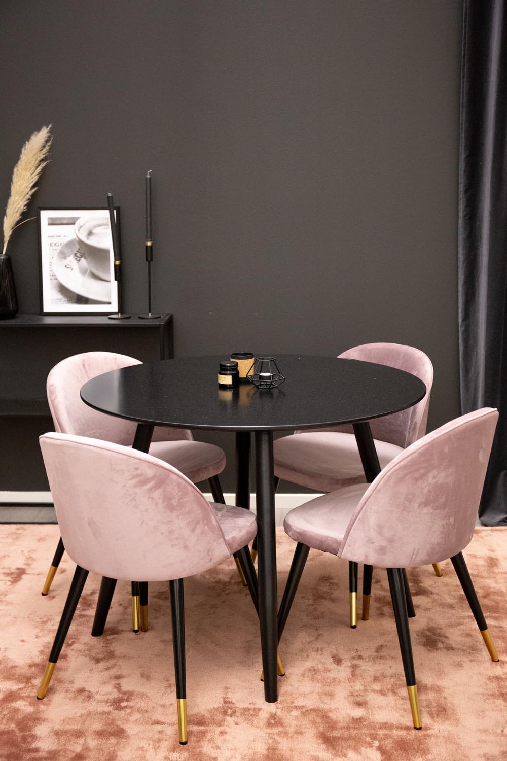 Esszimmer Set Plaza mit Stuhl Velvet von Venture Home: Esstisch aus MDF mit Stahlgestell in Schwarz, dazu vier gepolsterte Stühle.