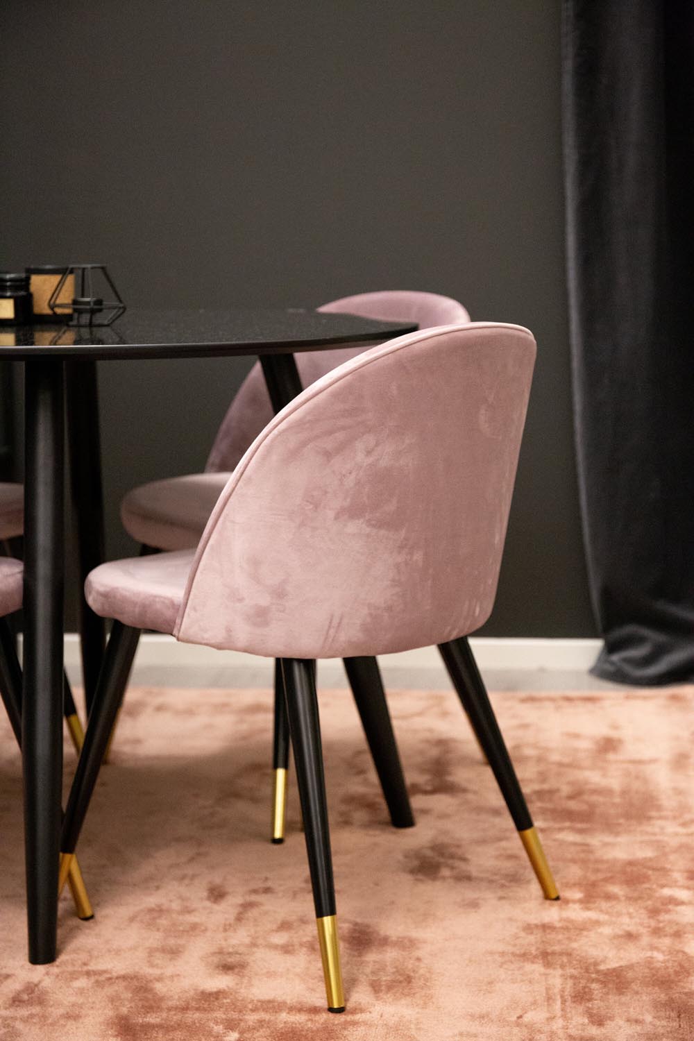 Esszimmer Set Plaza mit Stuhl Velvet von Venture Home: Esstisch aus MDF mit Stahlgestell in Schwarz, dazu vier gepolsterte Stühle.