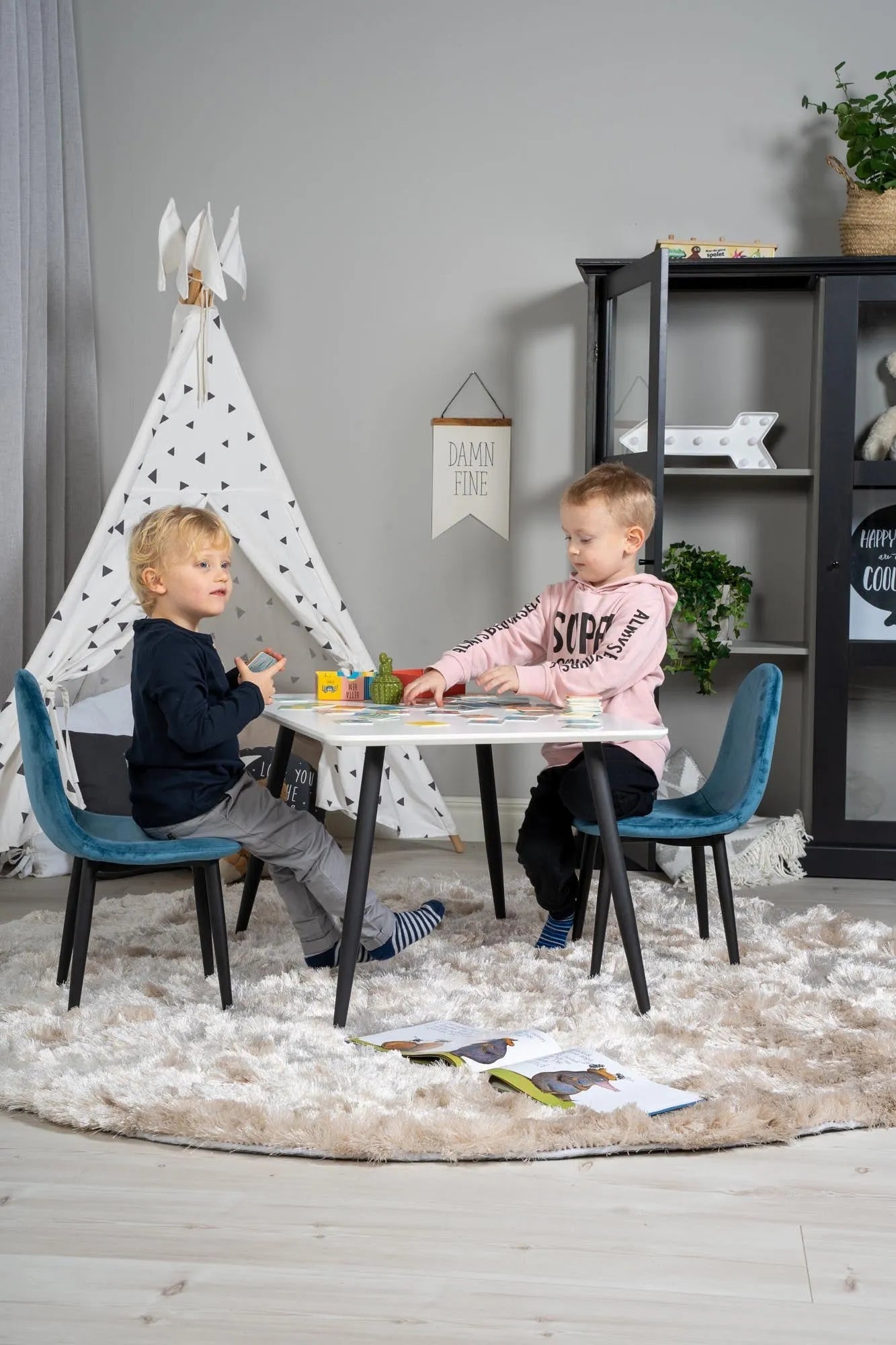 Esszimmer Set Polar: Zeitlose Ästhetik für stilvolle Mahlzeiten.