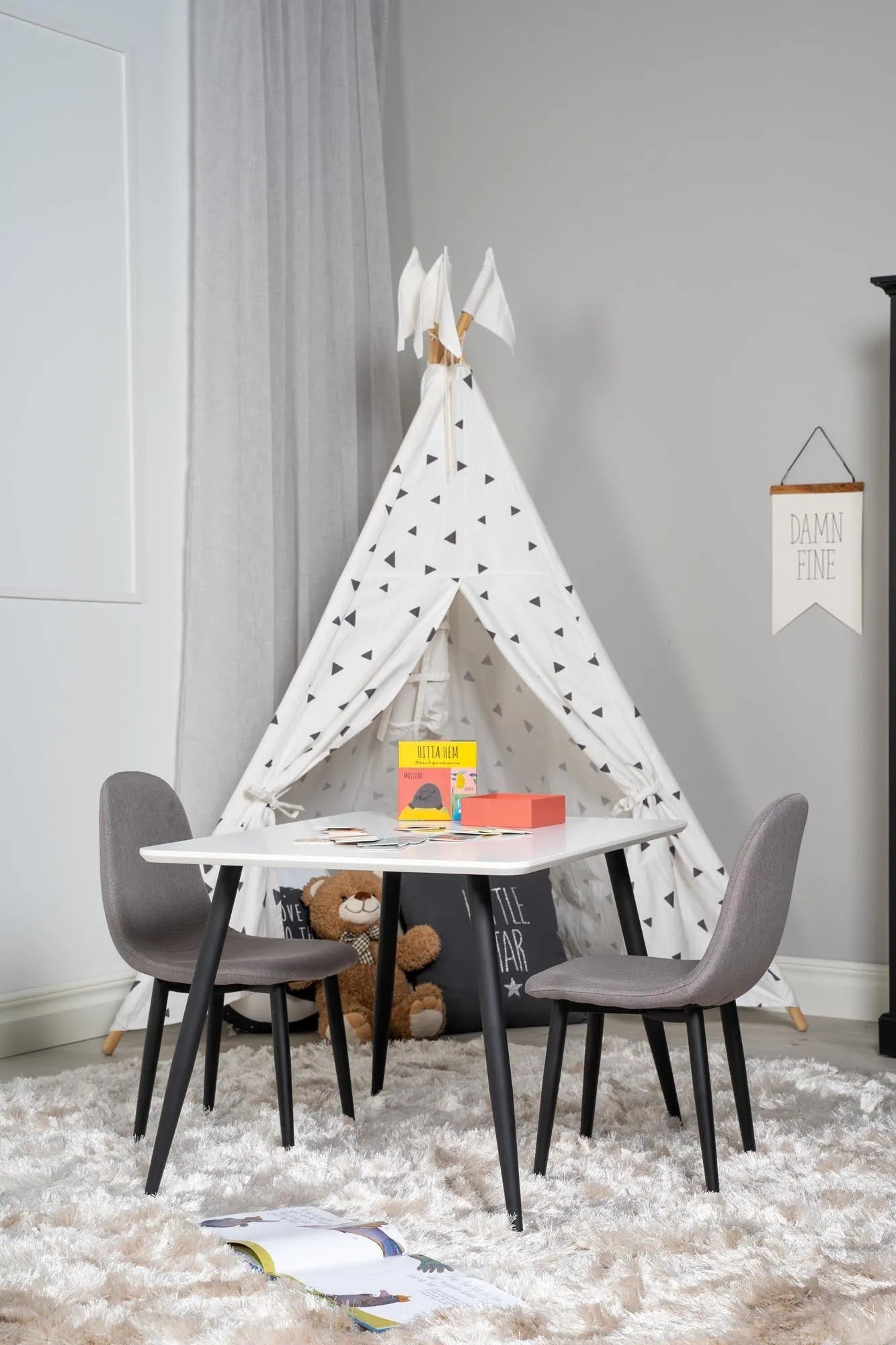 Elegantes Esszimmer Set Polar: Skandinavisches Design von Venture Home.