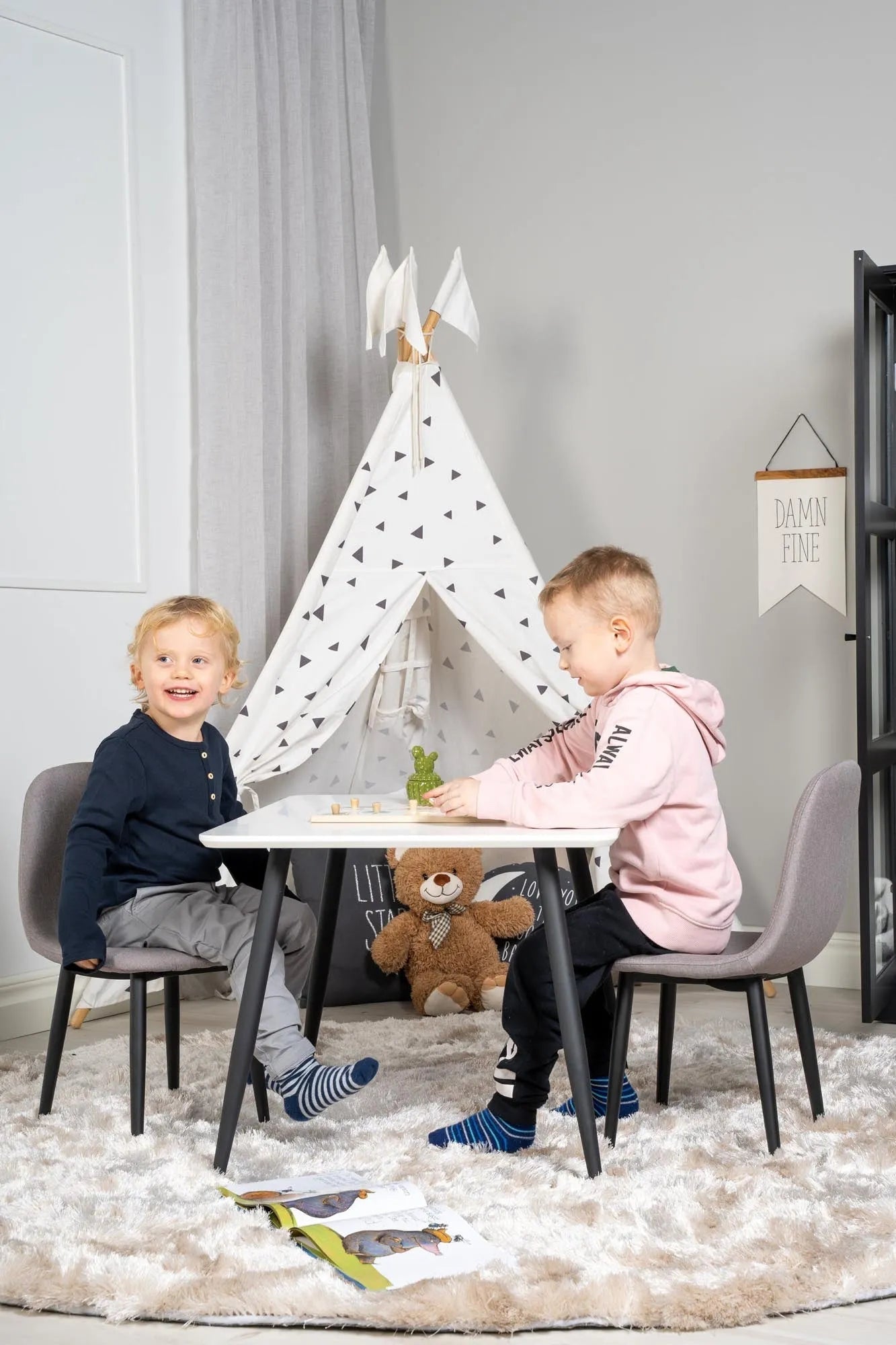 Esszimmer Set Polar: Skandinavische Eleganz von Venture Home.