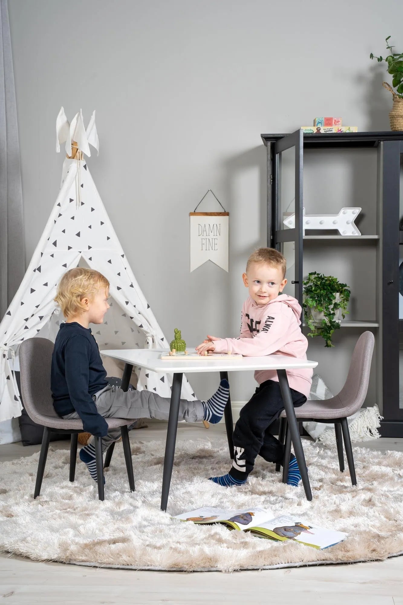 Esszimmer Set Polar: Stilvolle skandinavische Ästhetik von Venture Home.