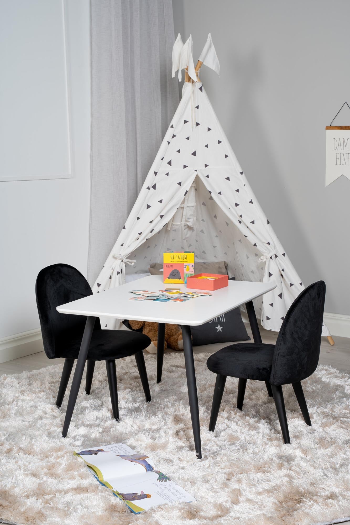 Esszimmer Set Polar mit luxuriösen Velvet-Stühlen von Venture Home.