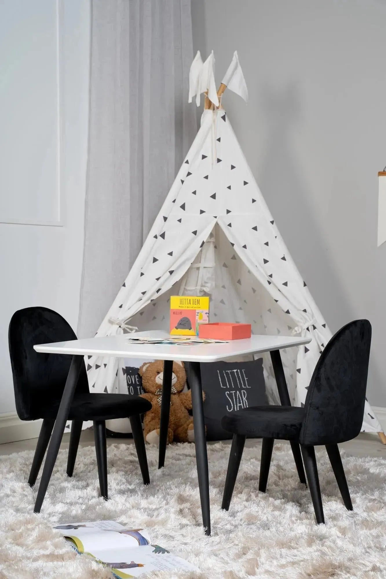 Elegantes Esszimmer Set Polar mit samtigen Velvet-Stühlen.