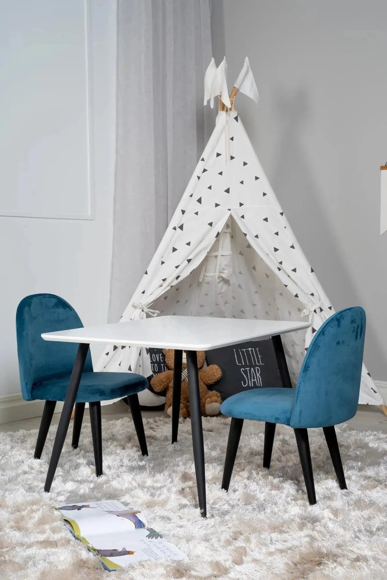 Esszimmer Set Polar mit luxuriösen Velvet-Stühlen von Venture Home.