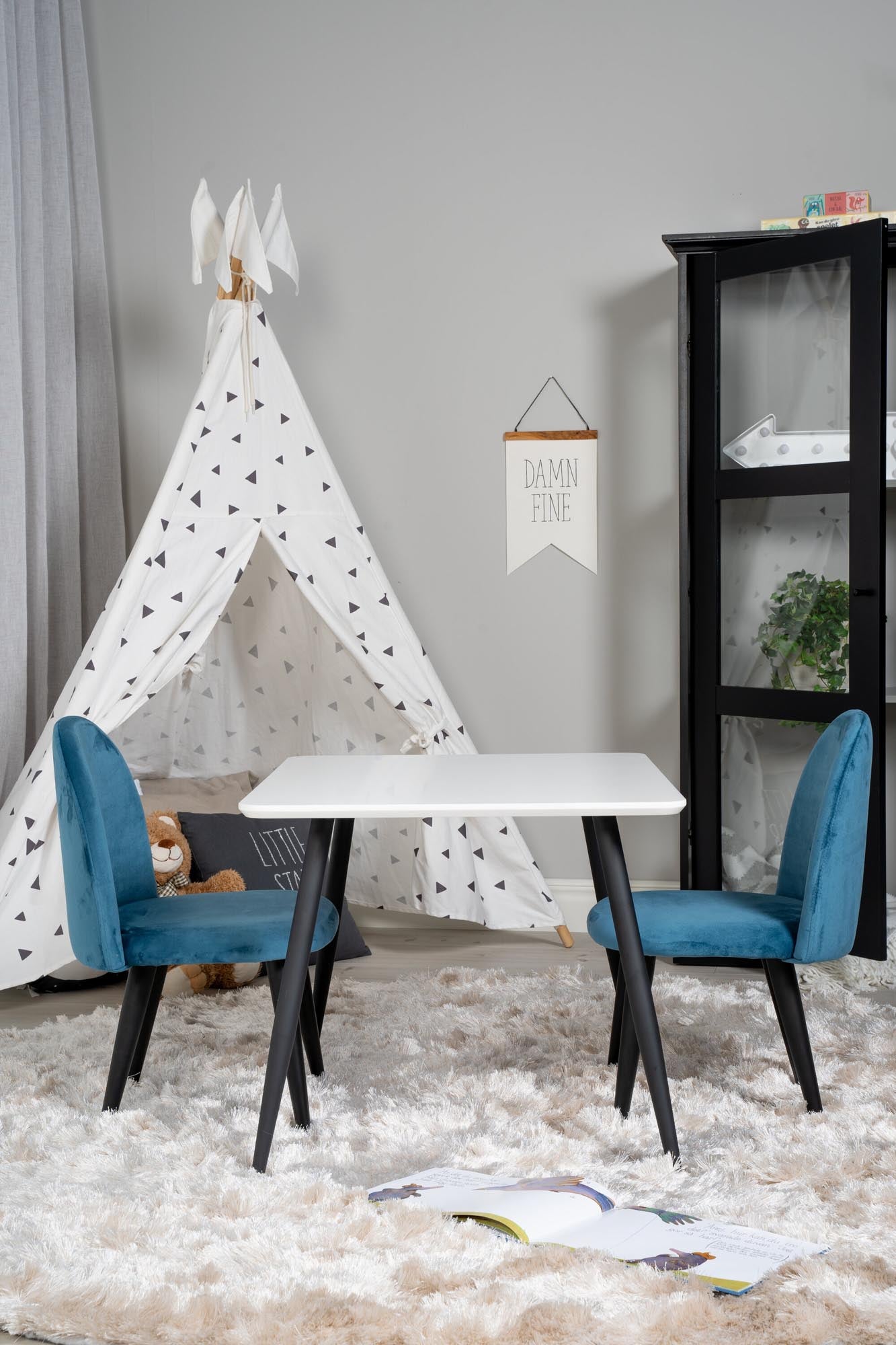 Elegantes Esszimmer Set Polar mit samtigen Velvet-Stühlen.