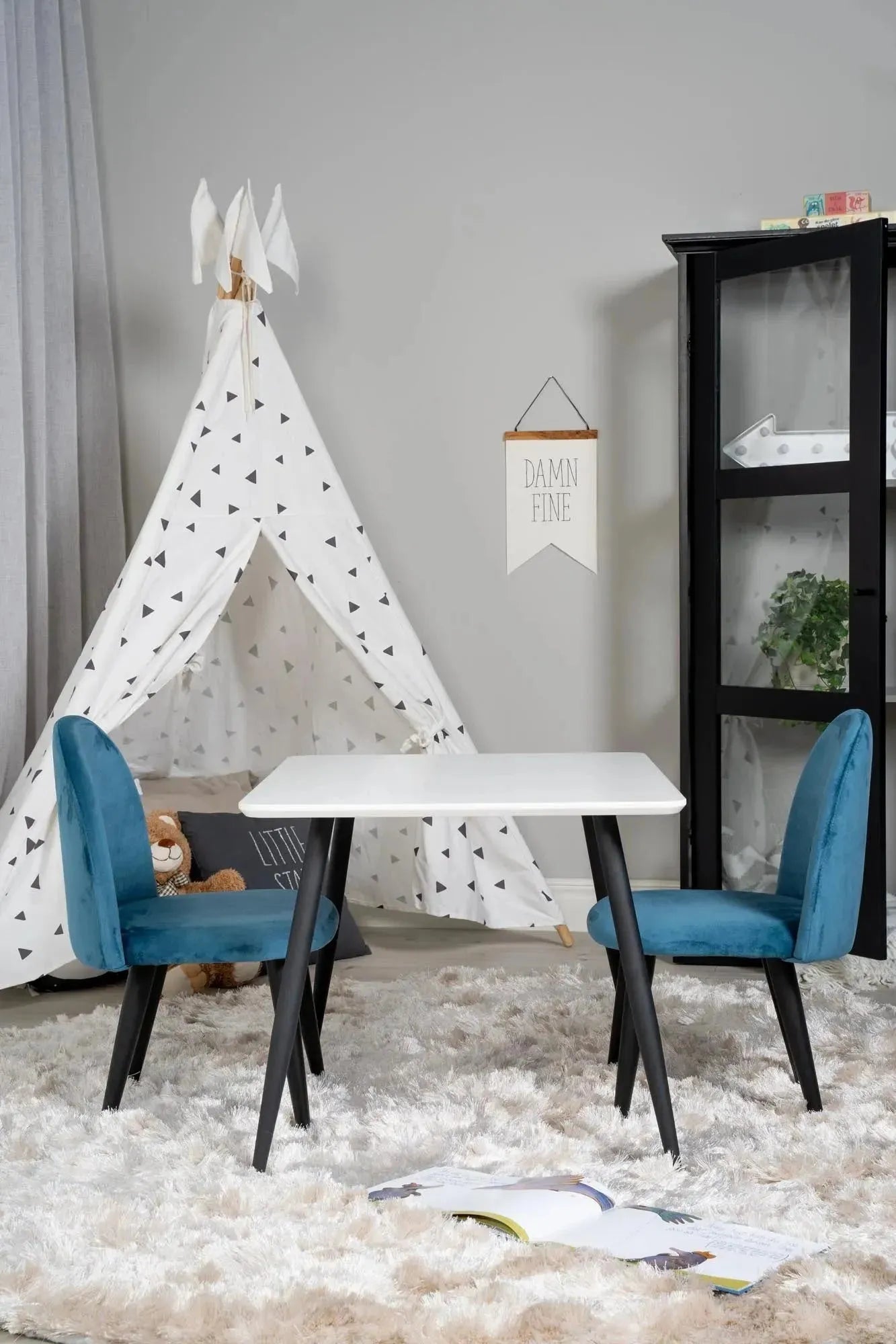 Elegantes Esszimmer Set Polar mit samtigen Velvet-Stühlen.