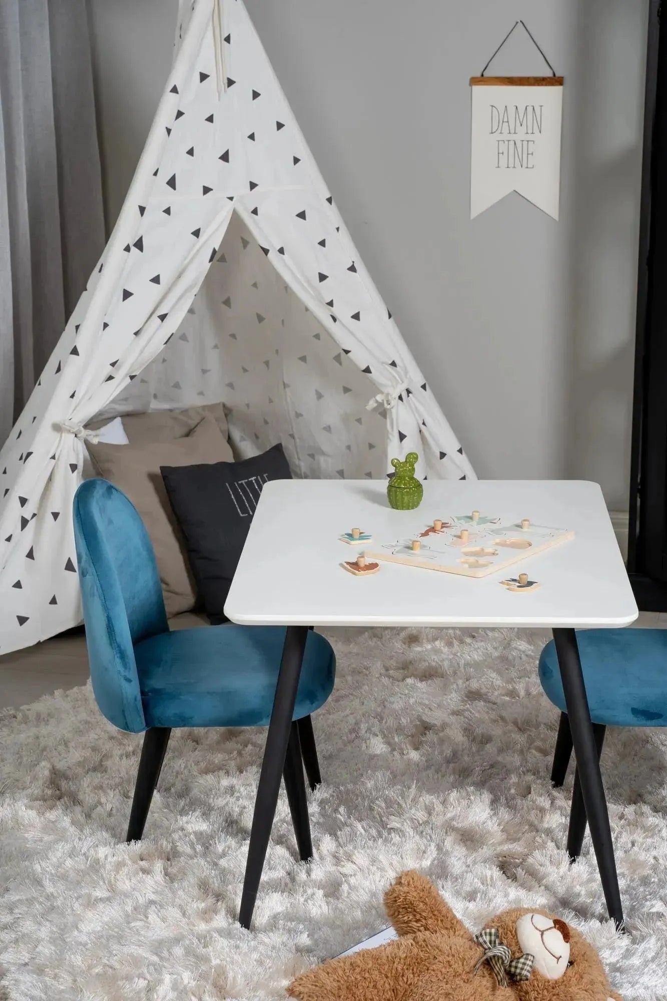 Esszimmer Set Polar mit luxuriösen Velvet-Stühlen von Venture Home.