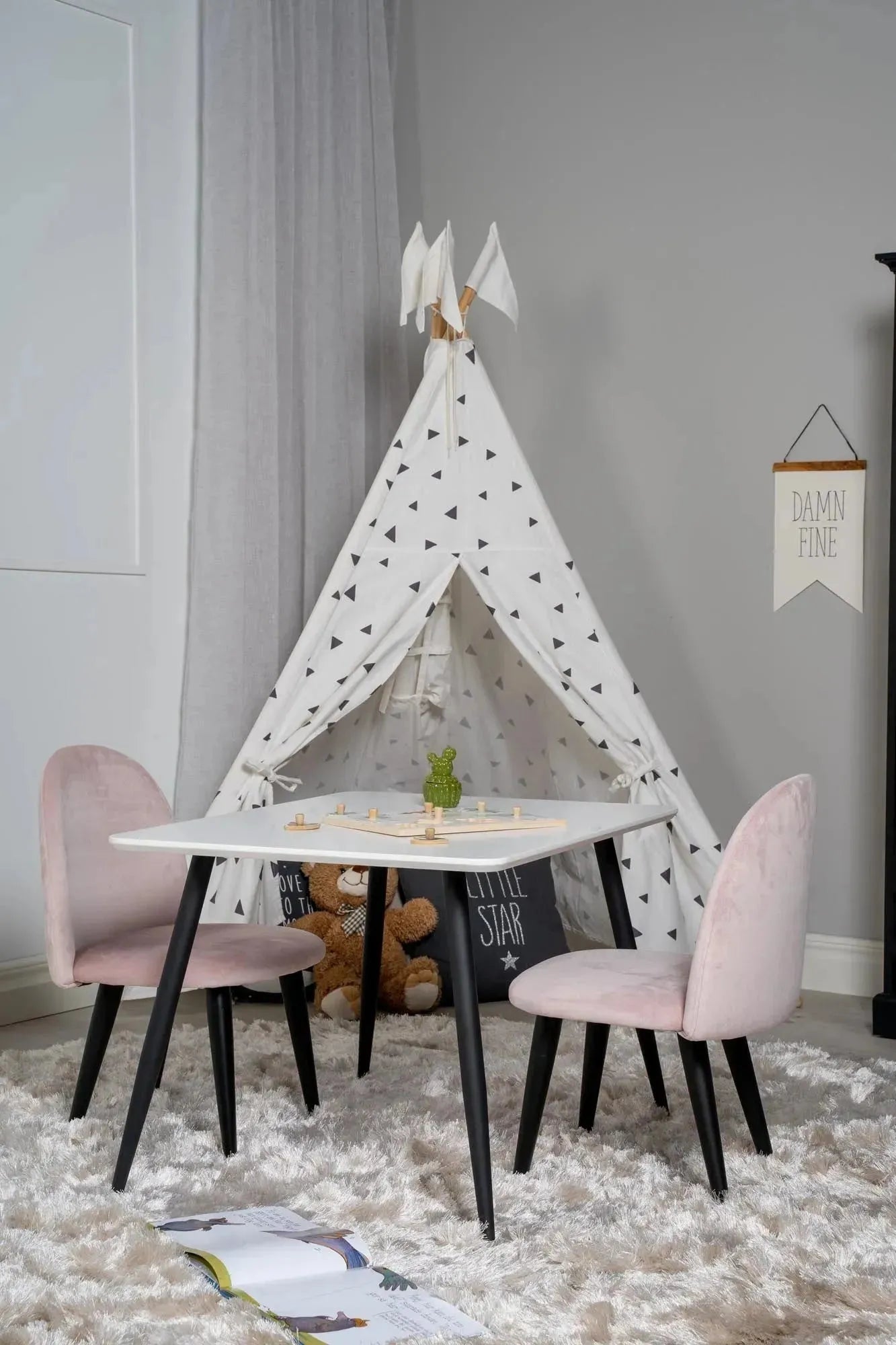 Elegantes Esszimmer Set Polar mit samtigen Velvet-Stühlen.