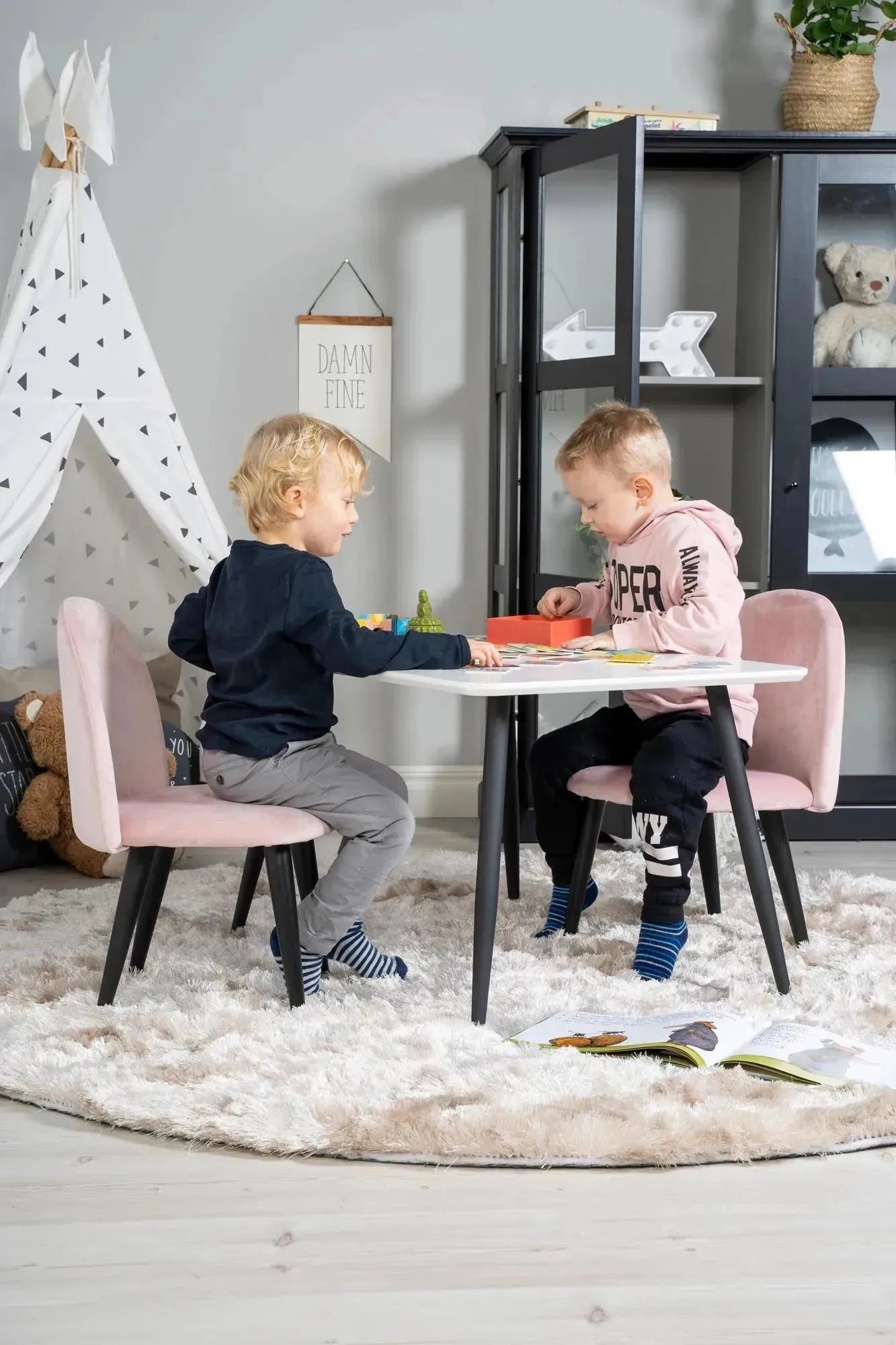 Esszimmer Set Polar mit luxuriösen Velvet-Stühlen von Venture Home.