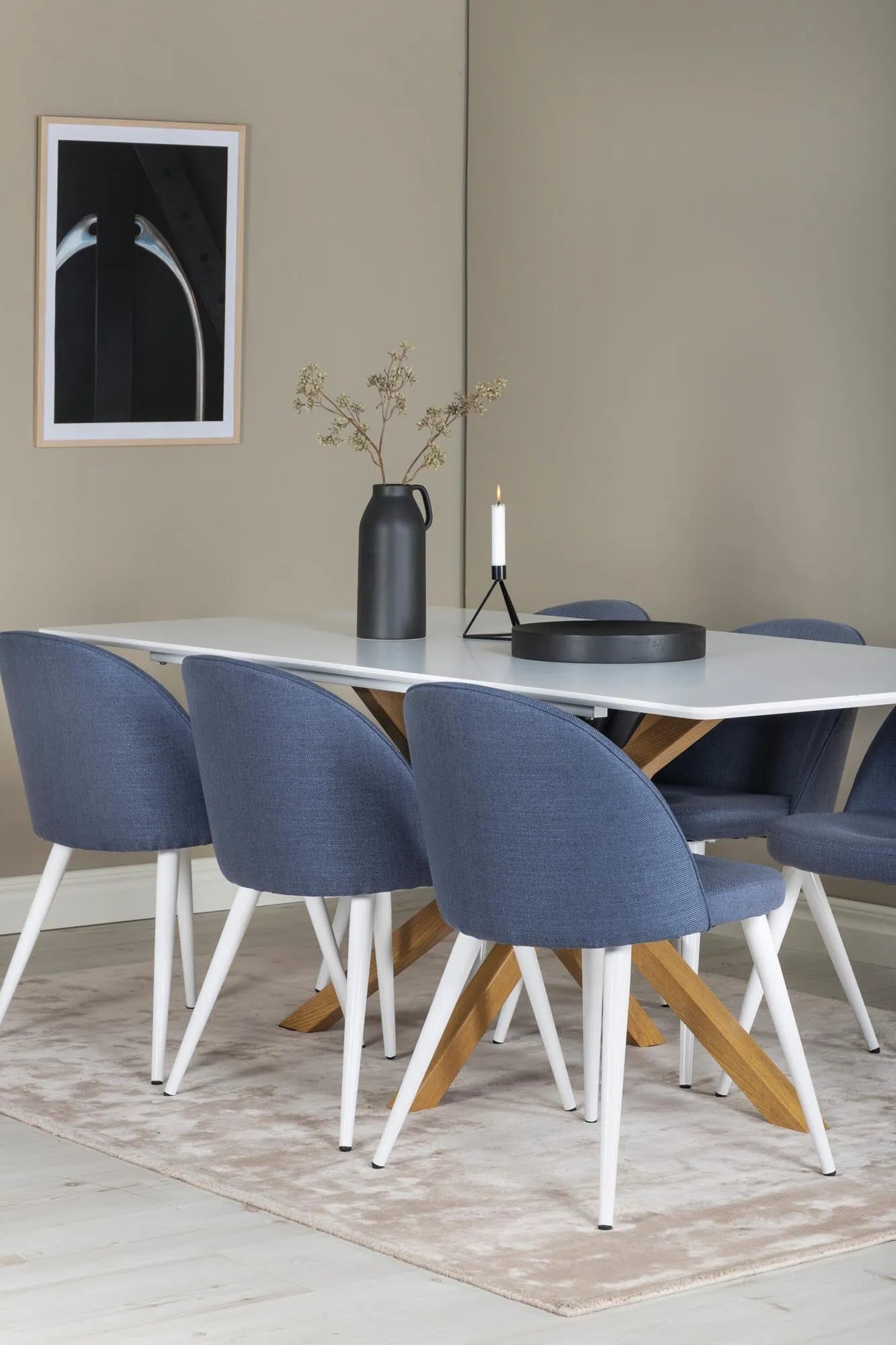 Stilvolles Esszimmer Set Piazza mit samtigen Stühlen von Venture Home.
